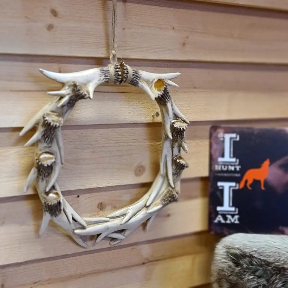 Krans av horn, 1kg tung naturtrogen trofé Mysigt i stugan och grillhörnan inredning för en "Lodge lifestyle" och "Cottage lifestyle" Pang hörs det i skogen, och där fixade han sin egna trofé! Ok, en jäkla massa människor har skaffat jaktlicens senaste året och det puffras bly som aldrig förr. Det finns dock förmodligen många därute som aldrig kommer så långt att trofén hamnar på väggen och ännu fler som mer än gärna inreder med prylar som om möjligt är ännu snitsigare än the real deal. BBQmonster har lanserat ett utvalt koncept av prylar som ryms inom begreppet Lodge lifestyle och Cottage Lifestyle, en växande trend är nämligen att vi söker oss mot en inredning som skall ge oss lugn och gemyt. För många är sannolikt den ultimata målbilden en spartanskt inredd stuga, gärna med träväggar, öppen spis och en lurvig fäll på golvet. I dessa två koncept skall BBQmonster försöka hitta guldkornen (eller silver eller trä...) som symboliserar och skapar känslan av mysfaktor hög. Butiken i Ödåkra är i sig själv inredd med liggande träpanel och inredning som skall skapa en skön känsla, Det är utifrån kunders frågor kring inredning som BBQmonster fick idéen att utöka med dessa Lodge Lifestyle och Cottage Lifestyle. Planen är inte att göra om BBQmonster till en inredningsbutik, utan fokus kommer fortsatt vara på GRILL och BBQ - men då livsnjuteri vid grillen är starkt närbesläktat med livsnjuteriet som sker under en weekend i stugan, i fjällen eller kanske i ditt hem som du format utefter att få känslan av en timmerstuga, jaktstuga eller någon annan målbild som du ser för ditt inre. Här har du ett sådant objekt: en krans av horn, alltså en hornkrans gjord i polystone (vikt ca 1kg) med ett naturtroget (!) utseende som man lätt vill buga och bocka till som man säger i Göteborg. Storlek:diameter 30cm ett djup på 7 cm I ett paket finns en styck hornkrans