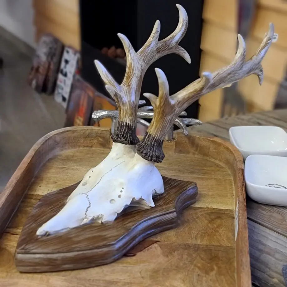 Hjorttrofé på sköld, 1kg tung naturtrogen trofé Mysigt i stugan och grillhörnan inredning för en "Lodge lifestyle" och "Cottage lifestyle" Pang hörs det i skogen, och där fixade han sin egna trofé! Ok, en jäkla massa människor har skaffat jaktlicens senaste året och det puffras bly som aldrig förr. Det finns dock förmodligen många därute som aldrig kommer så långt att trofén hamnar på väggen och ännu fler som mer än gärna inreder med prylar som om möjligt är ännu snitsigare än the real deal. BBQmonster har lanserat ett utvalt koncept av prylar som ryms inom begreppet Lodge lifestyle och Cottage Lifestyle, en växande trend är nämligen att vi söker oss mot en inredning som skall ge oss lugn och gemyt. För många är sannolikt den ultimata målbilden en spartanskt inredd stuga, gärna med träväggar, öppen spis och en lurvig fäll på golvet. I dessa två koncept skall BBQmonster försöka hitta guldkornen (eller silver eller trä...) som symboliserar och skapar känslan av mysfaktor hög. Butiken i Ödåkra är i sig själv inredd med liggande träpanel och inredning som skall skapa en skön känsla, Det är utifrån kunders frågor kring inredning som BBQmonster fick idéen att utöka med dessa Lodge Lifestyle och Cottage Lifestyle. Planen är inte att göra om BBQmonster till en inredningsbutik, utan fokus kommer fortsatt vara på GRILL och BBQ - men då livsnjuteri vid grillen är starkt närbesläktat med livsnjuteriet som sker under en weekend i stugan, i fjällen eller kanske i ditt hem som du format utefter att få känslan av en timmerstuga, jaktstuga eller någon annan målbild som du ser för ditt inre. Här har du ett sådant objekt: en hjorttrofé på sköld, gjord i polystone (vikt ca 1kg) med ett naturtroget (!) utseende som man lätt vill buga och bocka till som man säger i Göteborg. Storlek: största mått är 40cm lång x 15 cm brett och ett djup på 21cm I ett paket finns en styck hjorttrofé