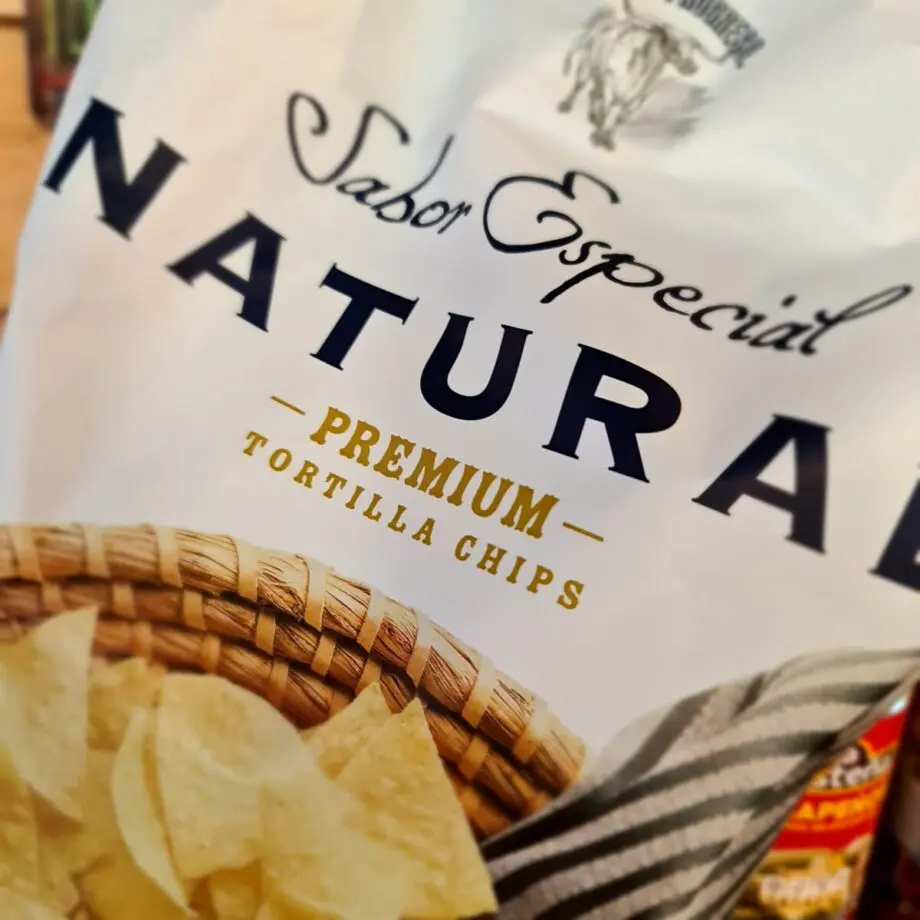 Tortilla premium chips, glutenfria majschips - gjorda på White Masa Harina majsmjöl - Nuevo progresa premium tortilla natural Dessa premium tortilla chips av masa harina majsmjöl förvandlar din tacokväll till succé. Nuevo progresa är autentiska premium tortilla chips som är så mycket mer krispiga än de "bovetekakor" som du hittar i butikerna. Detta är en bigbag av super tortilla chips. Nettovikt 400 gram