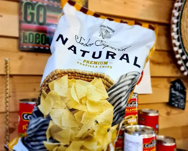 Tortilla premium chips, glutenfria majschips - gjorda på White Masa Harina majsmjöl - Nuevo progresa premium tortilla natural Dessa premium tortilla chips av masa harina majsmjöl förvandlar din tacokväll till succé. Nuevo progresa är autentiska premium tortilla chips som är så mycket mer krispiga än de "bovetekakor" som du hittar i butikerna. Detta är en bigbag av super tortilla chips. Nettovikt 400 gram