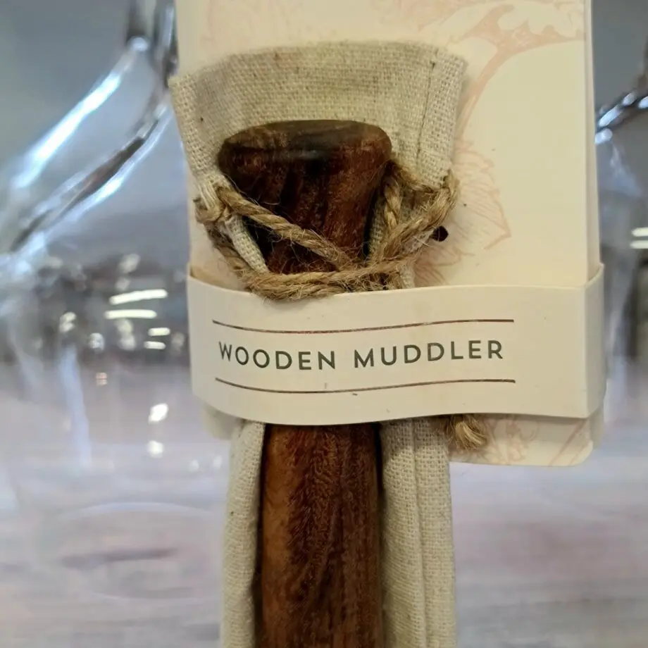 Muddler old kentucky wooden muddler - krossar mynta, örter och bär till mojito Muddler i trä som dessutom levereras i en snygg förvaringspåse så att du kan hänga upp den lite snyggt på en krok i köket eller baren. Med en muddler i trä krossar du exempelvis mynta till mojito. Att krossa myntabladen frigör smaker som du annars skulle gå miste om. Detta är en rejäl och mycket snygg old kentucky wooden muddler i mörkt trä och förvaringspåse av linneväv. Längden är strax över medelsvensson: 22 cm