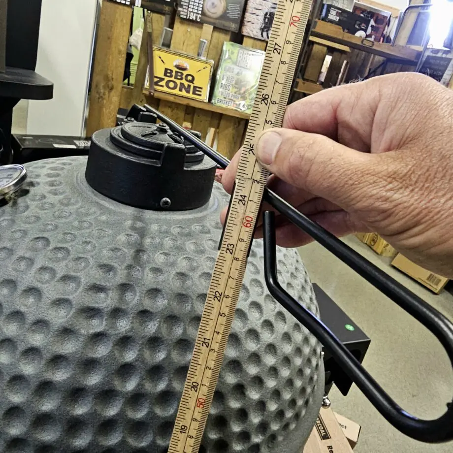 Kamado Compact Junior (32cm) - våldsamt snygg matt finish, - delade 5mm grova galler, - delade deflektorstenar för mer flexibilitet byggd av den extremt värmetåliga mineralen Cordierite tålig glasfiberpackning - snyggare och bättre än filt Högre kropp ger möjlighet att grilla direkt utan lågor som förstör fetare köttdetaljer Högre dome än andra junior-kamados utnyttjar höjden bättre Rostfritt galler i hela 5 mm stål (!) Delade deflektorstenar som är hela 2cm grova för ännu bättre deflektering och hållbarhet Toppventil av gjutjärn Rejäla handtag av HDPE (högdensitetsplast) Enkel montering 40 kg kärlek i en vacker matt-grå ton En matt-grå kamado som pryder sin plats var den än står. Benställning är enkel och stjäl inte uppmärksamhet från keramiken. Rejäla handtag av HDPE (högdensitetsplast) Yttre Materialet Cordierite är en mineral som används som smycke men framförallt i tillverkning av produkter som behöver kunna motstå extrema temperaturer. 800 grader Celsius kommer du aldrig att komma upp till i din Bastard Kamado men det kan kännas tryggt att den skulle klara om låt säga solen skulle få ett våldsamt utbrott, en vulkan i närheten skulle svämma över - eller liknande...skämt å sido - det skadar i alla fall inte. Toppventilen är av den klassiska modellen "daisy wheel" med stora hål som kan täckas genom ett roterande hjul, När du vill ha fullt flås och maximal temp så vänder du bort hela hjulet som då lämnar skorstenen helt öppen för maximalt luftflöde. Det är så du styr tempen - ju mer luft som susar igenom din kamado desto högre temperatur kommer du att uppnå. Det stora reglaget för tempen är den nedre öppning. Fullt öppet = full fart på luften = mer syre = högre temperatur. Inre Kamadon har ett känt och beprövat inre där fireboxen är försedd med ett sågat spår för att minska risken för sprickbildning av inre keramiken. Kamadon har ett galler, eller rättare sagt, två gallerhalvmånar av rostfritt stål, som bildar en diameter på 32cm och som ståtar med hela 5mm grovlek! . Under gallret finns en hållare för att placera en eller två av de halvmåneformade deflektorstenarna.  Det medföljer även ett "accessory rack" där du med fördel kan placera en droppskål (mellan galler och deflektorstenar vid BBQ och low and slow). Racket kan även användas för att placera en kastrull hängandes i luften, eller grillspett utan kontakt med galler eller som tredje alternativt - användas för att placera en pizzasten (så slipper du att de grova gallerhalvmånarna stjäl energi som bättre går rakt in i pizzastenen). Packningen som sitter på kamdon är av det moderna snittet - glasfiber. Glasfiber håller bättre än filt och det minskar även risken att packningen fryser ihop under den kalla delen av året. Kamadokroppen är högre än andra Juniorer vilket gör att du kan hantera flare ups bättre, samtidigt som den högra kolkorgen öppnar upp för riktigt het och nära searing när så önskas. Tillbehör Du finner regnskydd och gjutjärnsgaller, stekbord som tillbehör i butiken. Om Kamados Kamado är själva formatet på grillen, att jämföra med klotgrill som är ett annat format. Det som gör en Kamado till en kamado - Deflektorstenar. Deflektorstenarna är halvmånsformade stenar vilka har som uppgift att skapa det indirekta "rökrummet" genom att ta bort den direkta strålningsvärmen. Med stenarna på plats har du med andra ord hela 34 cm i diameter att betrakta som indirekt grillyta (jämför gärna med en 57 cm klotgrill där du vid indirekt grillning uppnår en yta på 57/2). Hållbarhet: Fördelar med en keramisk kamado vs. en grill av plåt är främst att ytan och insidan är mer eller mindre outslitlig. Bra keramik från en seriös tillverkare bör hålla en livstid. Råd: Använd alltid ren och väldoftande kol (lump charcoal, inte briketter). Tänd med luktfria tändkuber. Öppna det nedre spjället till fullo. Tänd med en (1) tändkub om du är ute efter low & slow temperaturer (100-125 grader). Låt locket vara öppet 15 minuter. När glöden tagit sig, normalt efter 5-10 minuter, placerar du dit deflektorstenarna och eventuellt vattenbad. Stäng locket, sätt toppventilen i läge 1, bottenspjäll ett par centimeter och låt därefter temperaturen arbeta sig upp mot din måltemp. Det är bättre att lägga tiden på att tända kamadon långsamt än på att försöka reglera ner tempen på en hög med kol som blivit för het pga. för mycket syretillförsel. Använd i första hand toppventilen för att styra tempen vid low & slow och tänk på: det är alltid lättare att höja tempen än att sänka den. 