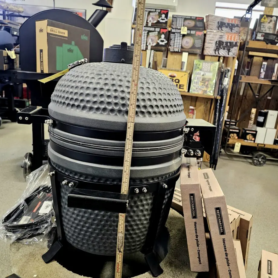 Kamado Compact Junior (32cm) - våldsamt snygg matt finish, - delade 5mm grova galler, - delade deflektorstenar för mer flexibilitet byggd av den extremt värmetåliga mineralen Cordierite tålig glasfiberpackning - snyggare och bättre än filt Högre kropp ger möjlighet att grilla direkt utan lågor som förstör fetare köttdetaljer Högre dome än andra junior-kamados utnyttjar höjden bättre Rostfritt galler i hela 5 mm stål (!) Delade deflektorstenar som är hela 2cm grova för ännu bättre deflektering och hållbarhet Toppventil av gjutjärn Rejäla handtag av HDPE (högdensitetsplast) Enkel montering 40 kg kärlek i en vacker matt-grå ton En matt-grå kamado som pryder sin plats var den än står. Benställning är enkel och stjäl inte uppmärksamhet från keramiken. Rejäla handtag av HDPE (högdensitetsplast) Yttre Materialet Cordierite är en mineral som används som smycke men framförallt i tillverkning av produkter som behöver kunna motstå extrema temperaturer. 800 grader Celsius kommer du aldrig att komma upp till i din Bastard Kamado men det kan kännas tryggt att den skulle klara om låt säga solen skulle få ett våldsamt utbrott, en vulkan i närheten skulle svämma över - eller liknande...skämt å sido - det skadar i alla fall inte. Toppventilen är av den klassiska modellen "daisy wheel" med stora hål som kan täckas genom ett roterande hjul, När du vill ha fullt flås och maximal temp så vänder du bort hela hjulet som då lämnar skorstenen helt öppen för maximalt luftflöde. Det är så du styr tempen - ju mer luft som susar igenom din kamado desto högre temperatur kommer du att uppnå. Det stora reglaget för tempen är den nedre öppning. Fullt öppet = full fart på luften = mer syre = högre temperatur. Inre Kamadon har ett känt och beprövat inre där fireboxen är försedd med ett sågat spår för att minska risken för sprickbildning av inre keramiken. Kamadon har ett galler, eller rättare sagt, två gallerhalvmånar av rostfritt stål, som bildar en diameter på 32cm och som ståtar med hela 5mm grovlek! . Under gallret finns en hållare för att placera en eller två av de halvmåneformade deflektorstenarna.  Det medföljer även ett "accessory rack" där du med fördel kan placera en droppskål (mellan galler och deflektorstenar vid BBQ och low and slow). Racket kan även användas för att placera en kastrull hängandes i luften, eller grillspett utan kontakt med galler eller som tredje alternativt - användas för att placera en pizzasten (så slipper du att de grova gallerhalvmånarna stjäl energi som bättre går rakt in i pizzastenen). Packningen som sitter på kamdon är av det moderna snittet - glasfiber. Glasfiber håller bättre än filt och det minskar även risken att packningen fryser ihop under den kalla delen av året. Kamadokroppen är högre än andra Juniorer vilket gör att du kan hantera flare ups bättre, samtidigt som den högra kolkorgen öppnar upp för riktigt het och nära searing när så önskas. Tillbehör Du finner regnskydd och gjutjärnsgaller, stekbord som tillbehör i butiken. Om Kamados Kamado är själva formatet på grillen, att jämföra med klotgrill som är ett annat format. Det som gör en Kamado till en kamado - Deflektorstenar. Deflektorstenarna är halvmånsformade stenar vilka har som uppgift att skapa det indirekta "rökrummet" genom att ta bort den direkta strålningsvärmen. Med stenarna på plats har du med andra ord hela 34 cm i diameter att betrakta som indirekt grillyta (jämför gärna med en 57 cm klotgrill där du vid indirekt grillning uppnår en yta på 57/2). Hållbarhet: Fördelar med en keramisk kamado vs. en grill av plåt är främst att ytan och insidan är mer eller mindre outslitlig. Bra keramik från en seriös tillverkare bör hålla en livstid. Råd: Använd alltid ren och väldoftande kol (lump charcoal, inte briketter). Tänd med luktfria tändkuber. Öppna det nedre spjället till fullo. Tänd med en (1) tändkub om du är ute efter low & slow temperaturer (100-125 grader). Låt locket vara öppet 15 minuter. När glöden tagit sig, normalt efter 5-10 minuter, placerar du dit deflektorstenarna och eventuellt vattenbad. Stäng locket, sätt toppventilen i läge 1, bottenspjäll ett par centimeter och låt därefter temperaturen arbeta sig upp mot din måltemp. Det är bättre att lägga tiden på att tända kamadon långsamt än på att försöka reglera ner tempen på en hög med kol som blivit för het pga. för mycket syretillförsel. Använd i första hand toppventilen för att styra tempen vid low & slow och tänk på: det är alltid lättare att höja tempen än att sänka den. 