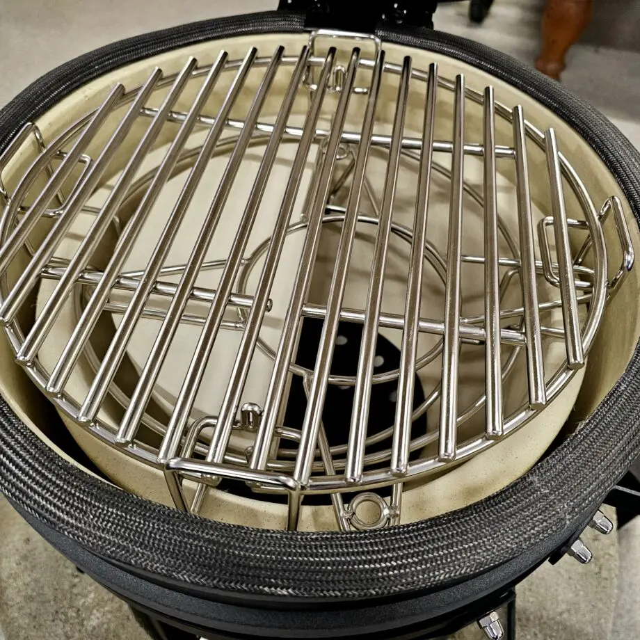 Kamado Compact Junior (32cm) - våldsamt snygg matt finish, - delade 5mm grova galler, - delade deflektorstenar för mer flexibilitet byggd av den extremt värmetåliga mineralen Cordierite tålig glasfiberpackning - snyggare och bättre än filt Högre kropp ger möjlighet att grilla direkt utan lågor som förstör fetare köttdetaljer Högre dome än andra junior-kamados utnyttjar höjden bättre Rostfritt galler i hela 5 mm stål (!) Delade deflektorstenar som är hela 2cm grova för ännu bättre deflektering och hållbarhet Toppventil av gjutjärn Rejäla handtag av HDPE (högdensitetsplast) Enkel montering 40 kg kärlek i en vacker matt-grå ton En matt-grå kamado som pryder sin plats var den än står. Benställning är enkel och stjäl inte uppmärksamhet från keramiken. Rejäla handtag av HDPE (högdensitetsplast) Yttre Materialet Cordierite är en mineral som används som smycke men framförallt i tillverkning av produkter som behöver kunna motstå extrema temperaturer. 800 grader Celsius kommer du aldrig att komma upp till i din Bastard Kamado men det kan kännas tryggt att den skulle klara om låt säga solen skulle få ett våldsamt utbrott, en vulkan i närheten skulle svämma över - eller liknande...skämt å sido - det skadar i alla fall inte. Toppventilen är av den klassiska modellen "daisy wheel" med stora hål som kan täckas genom ett roterande hjul, När du vill ha fullt flås och maximal temp så vänder du bort hela hjulet som då lämnar skorstenen helt öppen för maximalt luftflöde. Det är så du styr tempen - ju mer luft som susar igenom din kamado desto högre temperatur kommer du att uppnå. Det stora reglaget för tempen är den nedre öppning. Fullt öppet = full fart på luften = mer syre = högre temperatur. Inre Kamadon har ett känt och beprövat inre där fireboxen är försedd med ett sågat spår för att minska risken för sprickbildning av inre keramiken. Kamadon har ett galler, eller rättare sagt, två gallerhalvmånar av rostfritt stål, som bildar en diameter på 32cm och som ståtar med hela 5mm grovlek! . Under gallret finns en hållare för att placera en eller två av de halvmåneformade deflektorstenarna.  Det medföljer även ett "accessory rack" där du med fördel kan placera en droppskål (mellan galler och deflektorstenar vid BBQ och low and slow). Racket kan även användas för att placera en kastrull hängandes i luften, eller grillspett utan kontakt med galler eller som tredje alternativt - användas för att placera en pizzasten (så slipper du att de grova gallerhalvmånarna stjäl energi som bättre går rakt in i pizzastenen). Packningen som sitter på kamdon är av det moderna snittet - glasfiber. Glasfiber håller bättre än filt och det minskar även risken att packningen fryser ihop under den kalla delen av året. Kamadokroppen är högre än andra Juniorer vilket gör att du kan hantera flare ups bättre, samtidigt som den högra kolkorgen öppnar upp för riktigt het och nära searing när så önskas. Tillbehör Du finner regnskydd och gjutjärnsgaller, stekbord som tillbehör i butiken. Om Kamados Kamado är själva formatet på grillen, att jämföra med klotgrill som är ett annat format. Det som gör en Kamado till en kamado - Deflektorstenar. Deflektorstenarna är halvmånsformade stenar vilka har som uppgift att skapa det indirekta "rökrummet" genom att ta bort den direkta strålningsvärmen. Med stenarna på plats har du med andra ord hela 34 cm i diameter att betrakta som indirekt grillyta (jämför gärna med en 57 cm klotgrill där du vid indirekt grillning uppnår en yta på 57/2). Hållbarhet: Fördelar med en keramisk kamado vs. en grill av plåt är främst att ytan och insidan är mer eller mindre outslitlig. Bra keramik från en seriös tillverkare bör hålla en livstid. Råd: Använd alltid ren och väldoftande kol (lump charcoal, inte briketter). Tänd med luktfria tändkuber. Öppna det nedre spjället till fullo. Tänd med en (1) tändkub om du är ute efter low & slow temperaturer (100-125 grader). Låt locket vara öppet 15 minuter. När glöden tagit sig, normalt efter 5-10 minuter, placerar du dit deflektorstenarna och eventuellt vattenbad. Stäng locket, sätt toppventilen i läge 1, bottenspjäll ett par centimeter och låt därefter temperaturen arbeta sig upp mot din måltemp. Det är bättre att lägga tiden på att tända kamadon långsamt än på att försöka reglera ner tempen på en hög med kol som blivit för het pga. för mycket syretillförsel. Använd i första hand toppventilen för att styra tempen vid low & slow och tänk på: det är alltid lättare att höja tempen än att sänka den. 