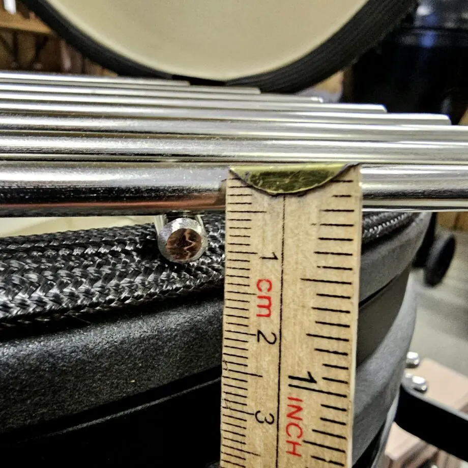 Kamado Compact Junior (32cm) - våldsamt snygg matt finish, - delade 5mm grova galler, - delade deflektorstenar för mer flexibilitet byggd av den extremt värmetåliga mineralen Cordierite tålig glasfiberpackning - snyggare och bättre än filt Högre kropp ger möjlighet att grilla direkt utan lågor som förstör fetare köttdetaljer Högre dome än andra junior-kamados utnyttjar höjden bättre Rostfritt galler i hela 5 mm stål (!) Delade deflektorstenar som är hela 2cm grova för ännu bättre deflektering och hållbarhet Toppventil av gjutjärn Rejäla handtag av HDPE (högdensitetsplast) Enkel montering 40 kg kärlek i en vacker matt-grå ton En matt-grå kamado som pryder sin plats var den än står. Benställning är enkel och stjäl inte uppmärksamhet från keramiken. Rejäla handtag av HDPE (högdensitetsplast) Yttre Materialet Cordierite är en mineral som används som smycke men framförallt i tillverkning av produkter som behöver kunna motstå extrema temperaturer. 800 grader Celsius kommer du aldrig att komma upp till i din Bastard Kamado men det kan kännas tryggt att den skulle klara om låt säga solen skulle få ett våldsamt utbrott, en vulkan i närheten skulle svämma över - eller liknande...skämt å sido - det skadar i alla fall inte. Toppventilen är av den klassiska modellen "daisy wheel" med stora hål som kan täckas genom ett roterande hjul, När du vill ha fullt flås och maximal temp så vänder du bort hela hjulet som då lämnar skorstenen helt öppen för maximalt luftflöde. Det är så du styr tempen - ju mer luft som susar igenom din kamado desto högre temperatur kommer du att uppnå. Det stora reglaget för tempen är den nedre öppning. Fullt öppet = full fart på luften = mer syre = högre temperatur. Inre Kamadon har ett känt och beprövat inre där fireboxen är försedd med ett sågat spår för att minska risken för sprickbildning av inre keramiken. Kamadon har ett galler, eller rättare sagt, två gallerhalvmånar av rostfritt stål, som bildar en diameter på 32cm och som ståtar med hela 5mm grovlek! . Under gallret finns en hållare för att placera en eller två av de halvmåneformade deflektorstenarna.  Det medföljer även ett "accessory rack" där du med fördel kan placera en droppskål (mellan galler och deflektorstenar vid BBQ och low and slow). Racket kan även användas för att placera en kastrull hängandes i luften, eller grillspett utan kontakt med galler eller som tredje alternativt - användas för att placera en pizzasten (så slipper du att de grova gallerhalvmånarna stjäl energi som bättre går rakt in i pizzastenen). Packningen som sitter på kamdon är av det moderna snittet - glasfiber. Glasfiber håller bättre än filt och det minskar även risken att packningen fryser ihop under den kalla delen av året. Kamadokroppen är högre än andra Juniorer vilket gör att du kan hantera flare ups bättre, samtidigt som den högra kolkorgen öppnar upp för riktigt het och nära searing när så önskas. Tillbehör Du finner regnskydd och gjutjärnsgaller, stekbord som tillbehör i butiken. Om Kamados Kamado är själva formatet på grillen, att jämföra med klotgrill som är ett annat format. Det som gör en Kamado till en kamado - Deflektorstenar. Deflektorstenarna är halvmånsformade stenar vilka har som uppgift att skapa det indirekta "rökrummet" genom att ta bort den direkta strålningsvärmen. Med stenarna på plats har du med andra ord hela 34 cm i diameter att betrakta som indirekt grillyta (jämför gärna med en 57 cm klotgrill där du vid indirekt grillning uppnår en yta på 57/2). Hållbarhet: Fördelar med en keramisk kamado vs. en grill av plåt är främst att ytan och insidan är mer eller mindre outslitlig. Bra keramik från en seriös tillverkare bör hålla en livstid. Råd: Använd alltid ren och väldoftande kol (lump charcoal, inte briketter). Tänd med luktfria tändkuber. Öppna det nedre spjället till fullo. Tänd med en (1) tändkub om du är ute efter low & slow temperaturer (100-125 grader). Låt locket vara öppet 15 minuter. När glöden tagit sig, normalt efter 5-10 minuter, placerar du dit deflektorstenarna och eventuellt vattenbad. Stäng locket, sätt toppventilen i läge 1, bottenspjäll ett par centimeter och låt därefter temperaturen arbeta sig upp mot din måltemp. Det är bättre att lägga tiden på att tända kamadon långsamt än på att försöka reglera ner tempen på en hög med kol som blivit för het pga. för mycket syretillförsel. Använd i första hand toppventilen för att styra tempen vid low & slow och tänk på: det är alltid lättare att höja tempen än att sänka den. 