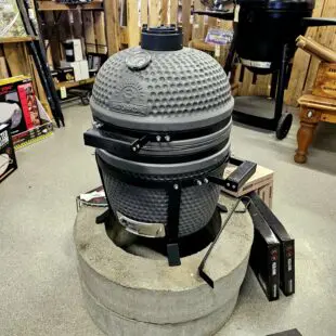 Kamado Compact Junior (32cm) - våldsamt snygg matt finish, - delade 5mm grova galler, - delade deflektorstenar för mer flexibilitet byggd av den extremt värmetåliga mineralen Cordierite tålig glasfiberpackning - snyggare och bättre än filt Högre kropp ger möjlighet att grilla direkt utan lågor som förstör fetare köttdetaljer Högre dome än andra junior-kamados utnyttjar höjden bättre Rostfritt galler i hela 5 mm stål (!) Delade deflektorstenar som är hela 2cm grova för ännu bättre deflektering och hållbarhet Toppventil av gjutjärn Rejäla handtag av HDPE (högdensitetsplast) Enkel montering 40 kg kärlek i en vacker matt-grå ton En matt-grå kamado som pryder sin plats var den än står. Benställning är enkel och stjäl inte uppmärksamhet från keramiken. Rejäla handtag av HDPE (högdensitetsplast) Yttre Materialet Cordierite är en mineral som används som smycke men framförallt i tillverkning av produkter som behöver kunna motstå extrema temperaturer. 800 grader Celsius kommer du aldrig att komma upp till i din Bastard Kamado men det kan kännas tryggt att den skulle klara om låt säga solen skulle få ett våldsamt utbrott, en vulkan i närheten skulle svämma över - eller liknande...skämt å sido - det skadar i alla fall inte. Toppventilen är av den klassiska modellen "daisy wheel" med stora hål som kan täckas genom ett roterande hjul, När du vill ha fullt flås och maximal temp så vänder du bort hela hjulet som då lämnar skorstenen helt öppen för maximalt luftflöde. Det är så du styr tempen - ju mer luft som susar igenom din kamado desto högre temperatur kommer du att uppnå. Det stora reglaget för tempen är den nedre öppning. Fullt öppet = full fart på luften = mer syre = högre temperatur. Inre Kamadon har ett känt och beprövat inre där fireboxen är försedd med ett sågat spår för att minska risken för sprickbildning av inre keramiken. Kamadon har ett galler, eller rättare sagt, två gallerhalvmånar av rostfritt stål, som bildar en diameter på 32cm och som ståtar med hela 5mm grovlek! . Under gallret finns en hållare för att placera en eller två av de halvmåneformade deflektorstenarna.  Det medföljer även ett "accessory rack" där du med fördel kan placera en droppskål (mellan galler och deflektorstenar vid BBQ och low and slow). Racket kan även användas för att placera en kastrull hängandes i luften, eller grillspett utan kontakt med galler eller som tredje alternativt - användas för att placera en pizzasten (så slipper du att de grova gallerhalvmånarna stjäl energi som bättre går rakt in i pizzastenen). Packningen som sitter på kamdon är av det moderna snittet - glasfiber. Glasfiber håller bättre än filt och det minskar även risken att packningen fryser ihop under den kalla delen av året. Kamadokroppen är högre än andra Juniorer vilket gör att du kan hantera flare ups bättre, samtidigt som den högra kolkorgen öppnar upp för riktigt het och nära searing när så önskas. Tillbehör Du finner regnskydd och gjutjärnsgaller, stekbord som tillbehör i butiken. Om Kamados Kamado är själva formatet på grillen, att jämföra med klotgrill som är ett annat format. Det som gör en Kamado till en kamado - Deflektorstenar. Deflektorstenarna är halvmånsformade stenar vilka har som uppgift att skapa det indirekta "rökrummet" genom att ta bort den direkta strålningsvärmen. Med stenarna på plats har du med andra ord hela 34 cm i diameter att betrakta som indirekt grillyta (jämför gärna med en 57 cm klotgrill där du vid indirekt grillning uppnår en yta på 57/2). Hållbarhet: Fördelar med en keramisk kamado vs. en grill av plåt är främst att ytan och insidan är mer eller mindre outslitlig. Bra keramik från en seriös tillverkare bör hålla en livstid. Råd: Använd alltid ren och väldoftande kol (lump charcoal, inte briketter). Tänd med luktfria tändkuber. Öppna det nedre spjället till fullo. Tänd med en (1) tändkub om du är ute efter low & slow temperaturer (100-125 grader). Låt locket vara öppet 15 minuter. När glöden tagit sig, normalt efter 5-10 minuter, placerar du dit deflektorstenarna och eventuellt vattenbad. Stäng locket, sätt toppventilen i läge 1, bottenspjäll ett par centimeter och låt därefter temperaturen arbeta sig upp mot din måltemp. Det är bättre att lägga tiden på att tända kamadon långsamt än på att försöka reglera ner tempen på en hög med kol som blivit för het pga. för mycket syretillförsel. Använd i första hand toppventilen för att styra tempen vid low & slow och tänk på: det är alltid lättare att höja tempen än att sänka den. 