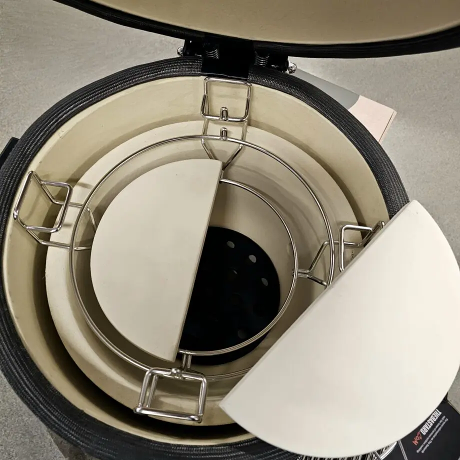 Kamado Compact Junior (32cm) - våldsamt snygg matt finish, - delade 5mm grova galler, - delade deflektorstenar för mer flexibilitet byggd av den extremt värmetåliga mineralen Cordierite tålig glasfiberpackning - snyggare och bättre än filt Högre kropp ger möjlighet att grilla direkt utan lågor som förstör fetare köttdetaljer Högre dome än andra junior-kamados utnyttjar höjden bättre Rostfritt galler i hela 5 mm stål (!) Delade deflektorstenar som är hela 2cm grova för ännu bättre deflektering och hållbarhet Toppventil av gjutjärn Rejäla handtag av HDPE (högdensitetsplast) Enkel montering 40 kg kärlek i en vacker matt-grå ton En matt-grå kamado som pryder sin plats var den än står. Benställning är enkel och stjäl inte uppmärksamhet från keramiken. Rejäla handtag av HDPE (högdensitetsplast) Yttre Materialet Cordierite är en mineral som används som smycke men framförallt i tillverkning av produkter som behöver kunna motstå extrema temperaturer. 800 grader Celsius kommer du aldrig att komma upp till i din Bastard Kamado men det kan kännas tryggt att den skulle klara om låt säga solen skulle få ett våldsamt utbrott, en vulkan i närheten skulle svämma över - eller liknande...skämt å sido - det skadar i alla fall inte. Toppventilen är av den klassiska modellen "daisy wheel" med stora hål som kan täckas genom ett roterande hjul, När du vill ha fullt flås och maximal temp så vänder du bort hela hjulet som då lämnar skorstenen helt öppen för maximalt luftflöde. Det är så du styr tempen - ju mer luft som susar igenom din kamado desto högre temperatur kommer du att uppnå. Det stora reglaget för tempen är den nedre öppning. Fullt öppet = full fart på luften = mer syre = högre temperatur. Inre Kamadon har ett känt och beprövat inre där fireboxen är försedd med ett sågat spår för att minska risken för sprickbildning av inre keramiken. Kamadon har ett galler, eller rättare sagt, två gallerhalvmånar av rostfritt stål, som bildar en diameter på 32cm och som ståtar med hela 5mm grovlek! . Under gallret finns en hållare för att placera en eller två av de halvmåneformade deflektorstenarna.  Det medföljer även ett "accessory rack" där du med fördel kan placera en droppskål (mellan galler och deflektorstenar vid BBQ och low and slow). Racket kan även användas för att placera en kastrull hängandes i luften, eller grillspett utan kontakt med galler eller som tredje alternativt - användas för att placera en pizzasten (så slipper du att de grova gallerhalvmånarna stjäl energi som bättre går rakt in i pizzastenen). Packningen som sitter på kamdon är av det moderna snittet - glasfiber. Glasfiber håller bättre än filt och det minskar även risken att packningen fryser ihop under den kalla delen av året. Kamadokroppen är högre än andra Juniorer vilket gör att du kan hantera flare ups bättre, samtidigt som den högra kolkorgen öppnar upp för riktigt het och nära searing när så önskas. Tillbehör Du finner regnskydd och gjutjärnsgaller, stekbord som tillbehör i butiken. Om Kamados Kamado är själva formatet på grillen, att jämföra med klotgrill som är ett annat format. Det som gör en Kamado till en kamado - Deflektorstenar. Deflektorstenarna är halvmånsformade stenar vilka har som uppgift att skapa det indirekta "rökrummet" genom att ta bort den direkta strålningsvärmen. Med stenarna på plats har du med andra ord hela 34 cm i diameter att betrakta som indirekt grillyta (jämför gärna med en 57 cm klotgrill där du vid indirekt grillning uppnår en yta på 57/2). Hållbarhet: Fördelar med en keramisk kamado vs. en grill av plåt är främst att ytan och insidan är mer eller mindre outslitlig. Bra keramik från en seriös tillverkare bör hålla en livstid. Råd: Använd alltid ren och väldoftande kol (lump charcoal, inte briketter). Tänd med luktfria tändkuber. Öppna det nedre spjället till fullo. Tänd med en (1) tändkub om du är ute efter low & slow temperaturer (100-125 grader). Låt locket vara öppet 15 minuter. När glöden tagit sig, normalt efter 5-10 minuter, placerar du dit deflektorstenarna och eventuellt vattenbad. Stäng locket, sätt toppventilen i läge 1, bottenspjäll ett par centimeter och låt därefter temperaturen arbeta sig upp mot din måltemp. Det är bättre att lägga tiden på att tända kamadon långsamt än på att försöka reglera ner tempen på en hög med kol som blivit för het pga. för mycket syretillförsel. Använd i första hand toppventilen för att styra tempen vid low & slow och tänk på: det är alltid lättare att höja tempen än att sänka den. 