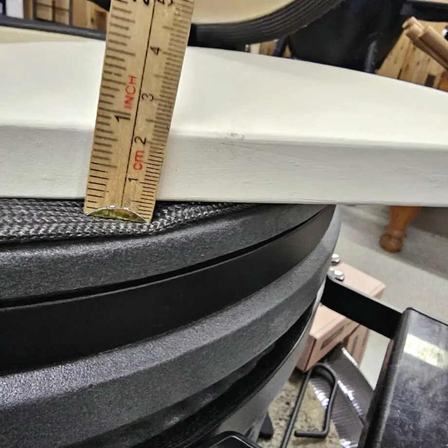 Kamado Compact Junior (32cm) - våldsamt snygg matt finish, - delade 5mm grova galler, - delade deflektorstenar för mer flexibilitet byggd av den extremt värmetåliga mineralen Cordierite tålig glasfiberpackning - snyggare och bättre än filt Högre kropp ger möjlighet att grilla direkt utan lågor som förstör fetare köttdetaljer Högre dome än andra junior-kamados utnyttjar höjden bättre Rostfritt galler i hela 5 mm stål (!) Delade deflektorstenar som är hela 2cm grova för ännu bättre deflektering och hållbarhet Toppventil av gjutjärn Rejäla handtag av HDPE (högdensitetsplast) Enkel montering 40 kg kärlek i en vacker matt-grå ton En matt-grå kamado som pryder sin plats var den än står. Benställning är enkel och stjäl inte uppmärksamhet från keramiken. Rejäla handtag av HDPE (högdensitetsplast) Yttre Materialet Cordierite är en mineral som används som smycke men framförallt i tillverkning av produkter som behöver kunna motstå extrema temperaturer. 800 grader Celsius kommer du aldrig att komma upp till i din Bastard Kamado men det kan kännas tryggt att den skulle klara om låt säga solen skulle få ett våldsamt utbrott, en vulkan i närheten skulle svämma över - eller liknande...skämt å sido - det skadar i alla fall inte. Toppventilen är av den klassiska modellen "daisy wheel" med stora hål som kan täckas genom ett roterande hjul, När du vill ha fullt flås och maximal temp så vänder du bort hela hjulet som då lämnar skorstenen helt öppen för maximalt luftflöde. Det är så du styr tempen - ju mer luft som susar igenom din kamado desto högre temperatur kommer du att uppnå. Det stora reglaget för tempen är den nedre öppning. Fullt öppet = full fart på luften = mer syre = högre temperatur. Inre Kamadon har ett känt och beprövat inre där fireboxen är försedd med ett sågat spår för att minska risken för sprickbildning av inre keramiken. Kamadon har ett galler, eller rättare sagt, två gallerhalvmånar av rostfritt stål, som bildar en diameter på 32cm och som ståtar med hela 5mm grovlek! . Under gallret finns en hållare för att placera en eller två av de halvmåneformade deflektorstenarna.  Det medföljer även ett "accessory rack" där du med fördel kan placera en droppskål (mellan galler och deflektorstenar vid BBQ och low and slow). Racket kan även användas för att placera en kastrull hängandes i luften, eller grillspett utan kontakt med galler eller som tredje alternativt - användas för att placera en pizzasten (så slipper du att de grova gallerhalvmånarna stjäl energi som bättre går rakt in i pizzastenen). Packningen som sitter på kamdon är av det moderna snittet - glasfiber. Glasfiber håller bättre än filt och det minskar även risken att packningen fryser ihop under den kalla delen av året. Kamadokroppen är högre än andra Juniorer vilket gör att du kan hantera flare ups bättre, samtidigt som den högra kolkorgen öppnar upp för riktigt het och nära searing när så önskas. Tillbehör Du finner regnskydd och gjutjärnsgaller, stekbord som tillbehör i butiken. Om Kamados Kamado är själva formatet på grillen, att jämföra med klotgrill som är ett annat format. Det som gör en Kamado till en kamado - Deflektorstenar. Deflektorstenarna är halvmånsformade stenar vilka har som uppgift att skapa det indirekta "rökrummet" genom att ta bort den direkta strålningsvärmen. Med stenarna på plats har du med andra ord hela 34 cm i diameter att betrakta som indirekt grillyta (jämför gärna med en 57 cm klotgrill där du vid indirekt grillning uppnår en yta på 57/2). Hållbarhet: Fördelar med en keramisk kamado vs. en grill av plåt är främst att ytan och insidan är mer eller mindre outslitlig. Bra keramik från en seriös tillverkare bör hålla en livstid. Råd: Använd alltid ren och väldoftande kol (lump charcoal, inte briketter). Tänd med luktfria tändkuber. Öppna det nedre spjället till fullo. Tänd med en (1) tändkub om du är ute efter low & slow temperaturer (100-125 grader). Låt locket vara öppet 15 minuter. När glöden tagit sig, normalt efter 5-10 minuter, placerar du dit deflektorstenarna och eventuellt vattenbad. Stäng locket, sätt toppventilen i läge 1, bottenspjäll ett par centimeter och låt därefter temperaturen arbeta sig upp mot din måltemp. Det är bättre att lägga tiden på att tända kamadon långsamt än på att försöka reglera ner tempen på en hög med kol som blivit för het pga. för mycket syretillförsel. Använd i första hand toppventilen för att styra tempen vid low & slow och tänk på: det är alltid lättare att höja tempen än att sänka den. 