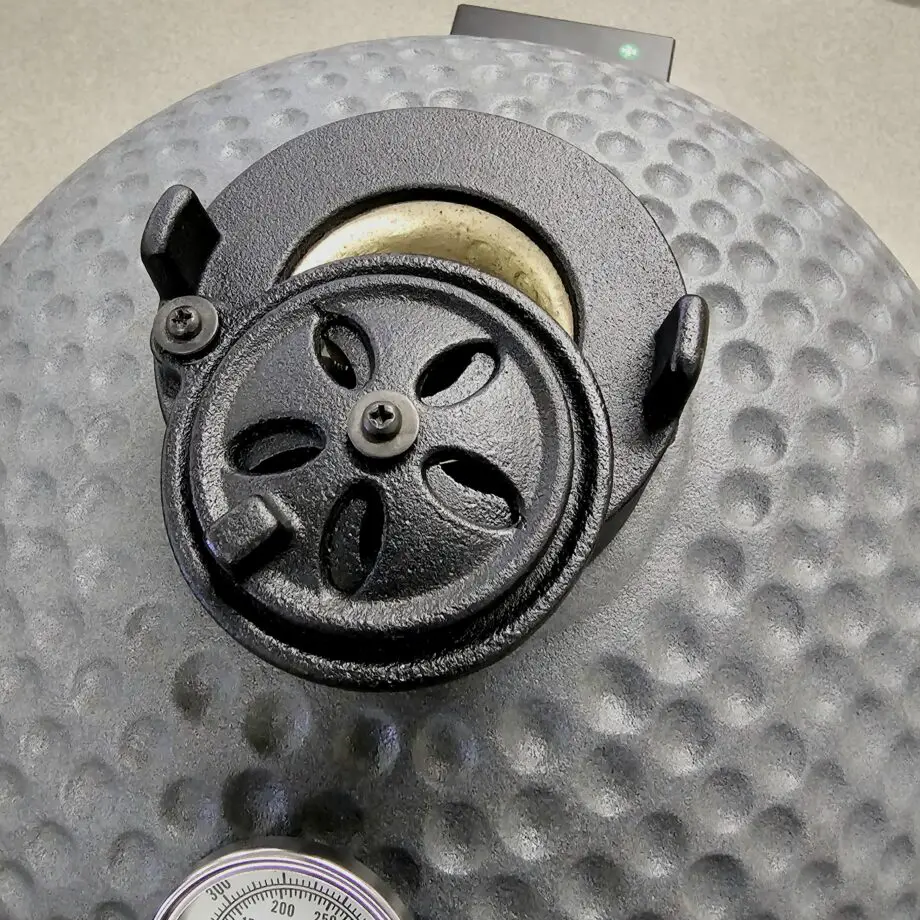Kamado Compact Junior (32cm) - våldsamt snygg matt finish, - delade 5mm grova galler, - delade deflektorstenar för mer flexibilitet byggd av den extremt värmetåliga mineralen Cordierite tålig glasfiberpackning - snyggare och bättre än filt Högre kropp ger möjlighet att grilla direkt utan lågor som förstör fetare köttdetaljer Högre dome än andra junior-kamados utnyttjar höjden bättre Rostfritt galler i hela 5 mm stål (!) Delade deflektorstenar som är hela 2cm grova för ännu bättre deflektering och hållbarhet Toppventil av gjutjärn Rejäla handtag av HDPE (högdensitetsplast) Enkel montering 40 kg kärlek i en vacker matt-grå ton En matt-grå kamado som pryder sin plats var den än står. Benställning är enkel och stjäl inte uppmärksamhet från keramiken. Rejäla handtag av HDPE (högdensitetsplast) Yttre Materialet Cordierite är en mineral som används som smycke men framförallt i tillverkning av produkter som behöver kunna motstå extrema temperaturer. 800 grader Celsius kommer du aldrig att komma upp till i din Bastard Kamado men det kan kännas tryggt att den skulle klara om låt säga solen skulle få ett våldsamt utbrott, en vulkan i närheten skulle svämma över - eller liknande...skämt å sido - det skadar i alla fall inte. Toppventilen är av den klassiska modellen "daisy wheel" med stora hål som kan täckas genom ett roterande hjul, När du vill ha fullt flås och maximal temp så vänder du bort hela hjulet som då lämnar skorstenen helt öppen för maximalt luftflöde. Det är så du styr tempen - ju mer luft som susar igenom din kamado desto högre temperatur kommer du att uppnå. Det stora reglaget för tempen är den nedre öppning. Fullt öppet = full fart på luften = mer syre = högre temperatur. Inre Kamadon har ett känt och beprövat inre där fireboxen är försedd med ett sågat spår för att minska risken för sprickbildning av inre keramiken. Kamadon har ett galler, eller rättare sagt, två gallerhalvmånar av rostfritt stål, som bildar en diameter på 32cm och som ståtar med hela 5mm grovlek! . Under gallret finns en hållare för att placera en eller två av de halvmåneformade deflektorstenarna.  Det medföljer även ett "accessory rack" där du med fördel kan placera en droppskål (mellan galler och deflektorstenar vid BBQ och low and slow). Racket kan även användas för att placera en kastrull hängandes i luften, eller grillspett utan kontakt med galler eller som tredje alternativt - användas för att placera en pizzasten (så slipper du att de grova gallerhalvmånarna stjäl energi som bättre går rakt in i pizzastenen). Packningen som sitter på kamdon är av det moderna snittet - glasfiber. Glasfiber håller bättre än filt och det minskar även risken att packningen fryser ihop under den kalla delen av året. Kamadokroppen är högre än andra Juniorer vilket gör att du kan hantera flare ups bättre, samtidigt som den högra kolkorgen öppnar upp för riktigt het och nära searing när så önskas. Tillbehör Du finner regnskydd och gjutjärnsgaller, stekbord som tillbehör i butiken. Om Kamados Kamado är själva formatet på grillen, att jämföra med klotgrill som är ett annat format. Det som gör en Kamado till en kamado - Deflektorstenar. Deflektorstenarna är halvmånsformade stenar vilka har som uppgift att skapa det indirekta "rökrummet" genom att ta bort den direkta strålningsvärmen. Med stenarna på plats har du med andra ord hela 34 cm i diameter att betrakta som indirekt grillyta (jämför gärna med en 57 cm klotgrill där du vid indirekt grillning uppnår en yta på 57/2). Hållbarhet: Fördelar med en keramisk kamado vs. en grill av plåt är främst att ytan och insidan är mer eller mindre outslitlig. Bra keramik från en seriös tillverkare bör hålla en livstid. Råd: Använd alltid ren och väldoftande kol (lump charcoal, inte briketter). Tänd med luktfria tändkuber. Öppna det nedre spjället till fullo. Tänd med en (1) tändkub om du är ute efter low & slow temperaturer (100-125 grader). Låt locket vara öppet 15 minuter. När glöden tagit sig, normalt efter 5-10 minuter, placerar du dit deflektorstenarna och eventuellt vattenbad. Stäng locket, sätt toppventilen i läge 1, bottenspjäll ett par centimeter och låt därefter temperaturen arbeta sig upp mot din måltemp. Det är bättre att lägga tiden på att tända kamadon långsamt än på att försöka reglera ner tempen på en hög med kol som blivit för het pga. för mycket syretillförsel. Använd i första hand toppventilen för att styra tempen vid low & slow och tänk på: det är alltid lättare att höja tempen än att sänka den. 