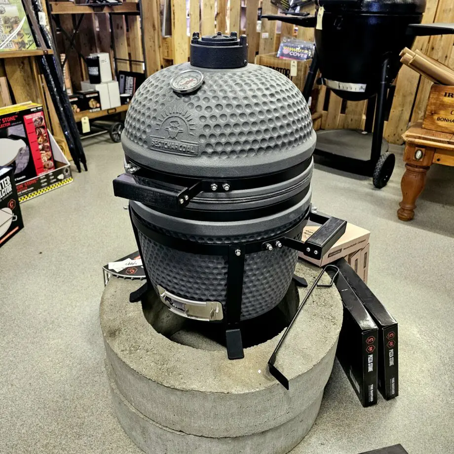 Kamado Compact Junior (32cm) - våldsamt snygg matt finish, - delade 5mm grova galler, - delade deflektorstenar för mer flexibilitet byggd av den extremt värmetåliga mineralen Cordierite tålig glasfiberpackning - snyggare och bättre än filt Högre kropp ger möjlighet att grilla direkt utan lågor som förstör fetare köttdetaljer Högre dome än andra junior-kamados utnyttjar höjden bättre Rostfritt galler i hela 5 mm stål (!) Delade deflektorstenar som är hela 2cm grova för ännu bättre deflektering och hållbarhet Toppventil av gjutjärn Rejäla handtag av HDPE (högdensitetsplast) Enkel montering 40 kg kärlek i en vacker matt-grå ton En matt-grå kamado som pryder sin plats var den än står. Benställning är enkel och stjäl inte uppmärksamhet från keramiken. Rejäla handtag av HDPE (högdensitetsplast) Yttre Materialet Cordierite är en mineral som används som smycke men framförallt i tillverkning av produkter som behöver kunna motstå extrema temperaturer. 800 grader Celsius kommer du aldrig att komma upp till i din Bastard Kamado men det kan kännas tryggt att den skulle klara om låt säga solen skulle få ett våldsamt utbrott, en vulkan i närheten skulle svämma över - eller liknande...skämt å sido - det skadar i alla fall inte. Toppventilen är av den klassiska modellen "daisy wheel" med stora hål som kan täckas genom ett roterande hjul, När du vill ha fullt flås och maximal temp så vänder du bort hela hjulet som då lämnar skorstenen helt öppen för maximalt luftflöde. Det är så du styr tempen - ju mer luft som susar igenom din kamado desto högre temperatur kommer du att uppnå. Det stora reglaget för tempen är den nedre öppning. Fullt öppet = full fart på luften = mer syre = högre temperatur. Inre Kamadon har ett känt och beprövat inre där fireboxen är försedd med ett sågat spår för att minska risken för sprickbildning av inre keramiken. Kamadon har ett galler, eller rättare sagt, två gallerhalvmånar av rostfritt stål, som bildar en diameter på 32cm och som ståtar med hela 5mm grovlek! . Under gallret finns en hållare för att placera en eller två av de halvmåneformade deflektorstenarna.  Det medföljer även ett "accessory rack" där du med fördel kan placera en droppskål (mellan galler och deflektorstenar vid BBQ och low and slow). Racket kan även användas för att placera en kastrull hängandes i luften, eller grillspett utan kontakt med galler eller som tredje alternativt - användas för att placera en pizzasten (så slipper du att de grova gallerhalvmånarna stjäl energi som bättre går rakt in i pizzastenen). Packningen som sitter på kamdon är av det moderna snittet - glasfiber. Glasfiber håller bättre än filt och det minskar även risken att packningen fryser ihop under den kalla delen av året. Kamadokroppen är högre än andra Juniorer vilket gör att du kan hantera flare ups bättre, samtidigt som den högra kolkorgen öppnar upp för riktigt het och nära searing när så önskas. Tillbehör Du finner regnskydd och gjutjärnsgaller, stekbord som tillbehör i butiken. Om Kamados Kamado är själva formatet på grillen, att jämföra med klotgrill som är ett annat format. Det som gör en Kamado till en kamado - Deflektorstenar. Deflektorstenarna är halvmånsformade stenar vilka har som uppgift att skapa det indirekta "rökrummet" genom att ta bort den direkta strålningsvärmen. Med stenarna på plats har du med andra ord hela 34 cm i diameter att betrakta som indirekt grillyta (jämför gärna med en 57 cm klotgrill där du vid indirekt grillning uppnår en yta på 57/2). Hållbarhet: Fördelar med en keramisk kamado vs. en grill av plåt är främst att ytan och insidan är mer eller mindre outslitlig. Bra keramik från en seriös tillverkare bör hålla en livstid. Råd: Använd alltid ren och väldoftande kol (lump charcoal, inte briketter). Tänd med luktfria tändkuber. Öppna det nedre spjället till fullo. Tänd med en (1) tändkub om du är ute efter low & slow temperaturer (100-125 grader). Låt locket vara öppet 15 minuter. När glöden tagit sig, normalt efter 5-10 minuter, placerar du dit deflektorstenarna och eventuellt vattenbad. Stäng locket, sätt toppventilen i läge 1, bottenspjäll ett par centimeter och låt därefter temperaturen arbeta sig upp mot din måltemp. Det är bättre att lägga tiden på att tända kamadon långsamt än på att försöka reglera ner tempen på en hög med kol som blivit för het pga. för mycket syretillförsel. Använd i första hand toppventilen för att styra tempen vid low & slow och tänk på: det är alltid lättare att höja tempen än att sänka den. 