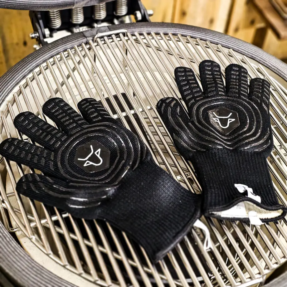 Bastard Grillhandskar BBQ Gloves - Värmetåliga Handskar - skyddar bättre än läder! Grillvantar, BBQ gloves, BBQ-handskar, Värmetåliga handskar - Ett måste för Kamado-ägaren eller den som tröttnat på grilltången. Detta är ett par Grillvantar, BBQ gloves, BBQ-handskar, Värmetåliga handskar som älskas av kunderna. Smidiga, bekväma och inte viktigast av allt - värmetålig utsida. Fodret är mjuk och bekvämt och framförallt är det fastsytt så att du inte står där med en handske ut-och-in stup i kvarten. Silikonmönster på båda sidorna förbättrar greppet och passar oavsett vilken handske som dina händer glider in i.  Extra långa Grillvantar, BBQ gloves, BBQ-handskar, Värmetåliga handskar (32 cm) vilket ger dig skydd en bit upp på underarmarna. Använd Grillvantar, BBQ gloves, BBQ-handskar, Värmetåliga handskar för att flytta galler, deflektorstenar etc. Priset är för ett par (alltså 2 stycken handskar) Grov rejäl kvalitet Bra grepp tack vare silikonmönster Tvättbara i maskin OBS: väta försämrar värmeskyddet, används torra. Om du skall transportera heta objekt under längre stunder i sträck kommer handsken bli uppvärmd oavsett hur bra värmeskyddet är, handskarna är gjorda för att utsättas för värme under kortare stunder åt gången. Storleken är motsvarande Large (9) och töjer sig något om du skulle ha lite grövre fingrar