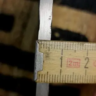 BBQ-kniv Kockkniv BBQmonster - robust kniv/cleaver med slida i läder. 5mm grov rygg och en vikt på 400 gram En bbq-kniv för BBQ och Grillning: BBQmonster BBQ-kniv / cleaver är kniven som är en kombination av en rejäl kockkniv och en Cleaver / köttyxa, och med denna i din hand är inte en kotlettrad eller ett revbensspjäll säkert någonstans. Bladet är EXTREMT stabilt och viker inte även vid hårdare tag. Ryggen är hela 5mm tjockt och större delen av bladet har en härlig hammrad yta som kniven rejält "intstagramvänlig" och photogenique. Denna BBQkniv kommer en slida av läder vilket gör att du kan bära den i din livrem eller i ditt förkläde. Skaftet är av polerat och lackat hårdträ och detta omsluter det genomgående knivbladet avslutning. Skaftet ger ett bra grepp och är enkelt att rengöra. Handtaget passar både höger- och vänsterhänta. Kolstål med blandning X50CrMoV15 Hårdhet 56° HRC vilket är ett relativt mjukt stål - något som gör att du själv enkelt kan hålla din kniv vass. Total längd: 29 cm Längd på bladet: 18 cm Längd på skaftet: 11 cm