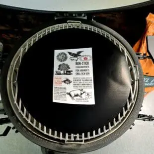 Non-stick grillmatta, rund 40cm, för Kamado, grill och ugn även perfekt för bakning istället för bakplåtspapper Detta är en grillmatta som är non-stick och gjord för att passa perfekt i en kamado av storlek 47cm (kamado joe classic, BGE large mfl). Grillmattan kan användas om och om igen och kan användas på mängder av sätt, även klippas till andra storlekar om så önskas. Materialet är ungefär dubbelt så tjockt som andra på marknaden tillgängliga varianter. Grillmattan tål upp till 260 grader och tåler att diskas i maskin. Båda sidorna kan användas. Materialet är fritt från skadliga PFOA