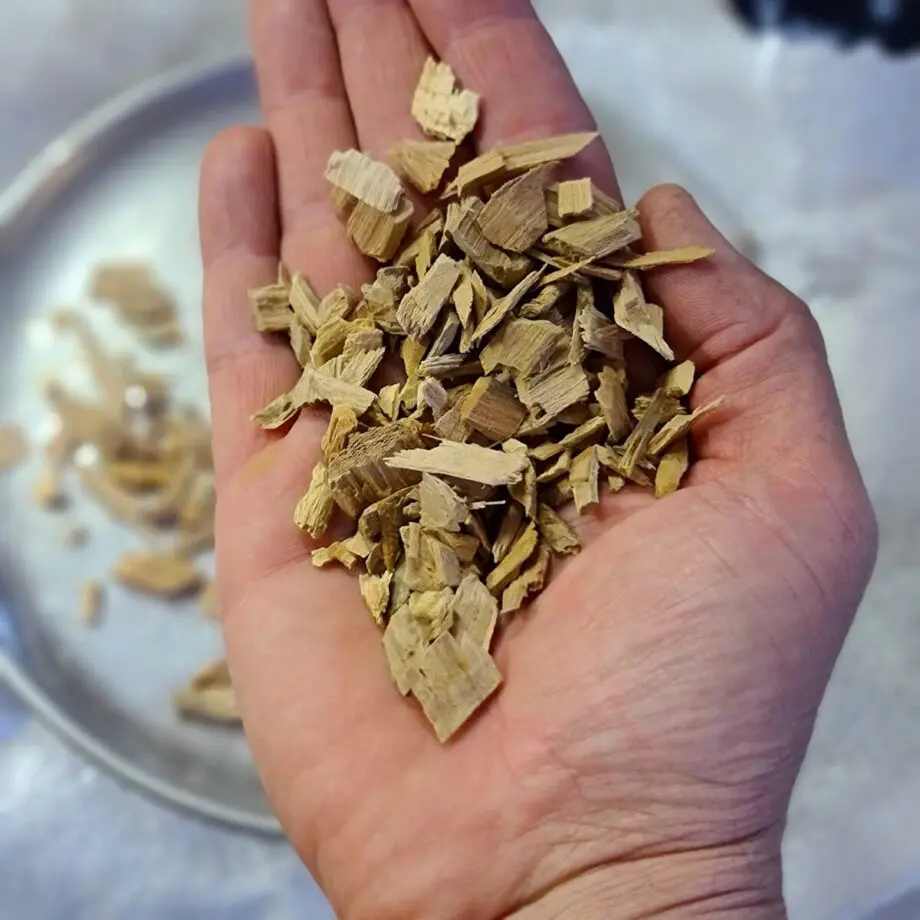 Rökflis - Äpple Storpack 17kg Wood chips av Äpple - perfekt för griskött i alla dess former Rökflis, Wood chips, rökträ, rökved - det finns en del olika namn och än så länge verkar inte Svensken ha bestämt sig för vilket ord som ligger bäst på tungan. Hur som helst - vad vi alla är överens om är att det gör väldigt stor skillnad på smak och upplevelse genom att tillföra torrt trä till kolen, briketterna eller gasolbrännarna. Storleken på fraktionerna är 2mm till 20mm. Karaktär Detta är rökflis / wood chips av Äpple. Äppleträ ger en varm och söt doft som gör sig väldigt bra till griskött, julskinka inkluderat. Storleken har betydelse Den mindre storleken gör dessa woodchips / rökflis perfekta för kortare grill- BBQ- och röksessioner som kräver en kraftfull rökutveckling på kort tid eller till rökskåp (små träbitar börjar snabbare pyra och producera rök än större bitar). Det är även lämpligt att testa använda flis i täta grillar som kamadogrillar  eftersom att dessa rökgrillar har så lågt flöde av luft att du mycket väl kan nå bättre rökresultat med flis som en del av ditt rökträ. Torr är bäst Även om många ger rådet att lägga flis i blöt före användning vill BBQmonster ge dig rådet att testa lägga torrt trä intill glöden och på så sätt skapa en miljö där frisk rök kan tillföras utan att flisen brinner upp. Har du en gasolgrill är du dock mer hjälpt av dessa mindre bitar trä - lägg dem i ugnsfolie, vik ihop och perforera med några hål, placera därefter över brännarna. Om att använda trä för att skapa rök: Blött trä släcker delvis glöden från kolen och skapar oftast en smutsigare rök. Målet när du tillför rökträ är att skapa en god förbränning där röken är klar och fin, inte tjock och mullrande. Röken skall lukta gott och blött trä luktar...inte gott. Thin blue smoke pratar det stora landet i väster om och även om det inte alltid är blå rök som lämnar skorstenen så kan du ha det i bakhuvudet: mörk rök är dåligt, vit rök är bättre men inte bra, ljus eller blåskimrande rök är frisk rök och ger bäst smak och doft. Om du upplever att röken inte är ljus kan du testa att öppna spjällen något mer och på så sätt förbättra förbränningen. Var dock noggrann med att se till att temperaturen inte rusar iväg. Kom ihåg: Torrt trä Lägg så nära glöden att rök börjar produceras Lukta på röken (använd bara trä som du gillar doften av) Se på röken (den skall vara så ljus som möjligt) Om röken är mörk, släpp in mer luft, skapa bättre drag Innehåller 17kg av bästa, renaste trä (utan bark) levererat i en vävd säck.