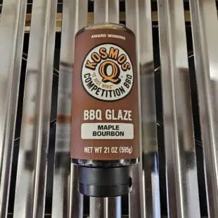 Rib Glaze MAPLE BOURBON -Kosmos Q - Galaxens bäst skinande revben! - låt dina ribs skina! Rib Glaze MAPLE BOURBON - Galaxens bäst skinande revben är kanske inte det viktigast, men det är inte helt tråkigt heller! Att smakerna dessutom är i världsklass gör inte saken sämre. MAPLE BOURBON är precis så kletigt söt och god som det låter. Lönnsirap är kanske "lönndörren" till de godaste ribs du någonsin gjort! Kosmos Q gör inte dussinprodukter utan här går kvalitet före kvantitet och det är därför dessa RIB GLAZE varianter fått en plats i sortimentet.