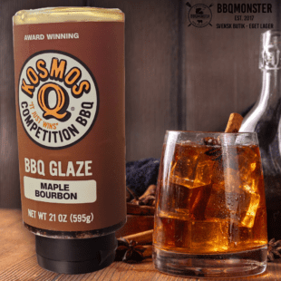 Rib Glaze MAPLE BOURBON -Kosmos Q - Galaxens bäst skinande revben! - låt dina ribs skina! Rib Glaze MAPLE BOURBON - Galaxens bäst skinande revben är kanske inte det viktigast, men det är inte helt tråkigt heller! Att smakerna dessutom är i världsklass gör inte saken sämre. MAPLE BOURBON är precis så kletigt söt och god som det låter. Lönnsirap är kanske "lönndörren" till de godaste ribs du någonsin gjort! Kosmos Q gör inte dussinprodukter utan här går kvalitet före kvantitet och det är därför dessa RIB GLAZE varianter fått en plats i sortimentet.