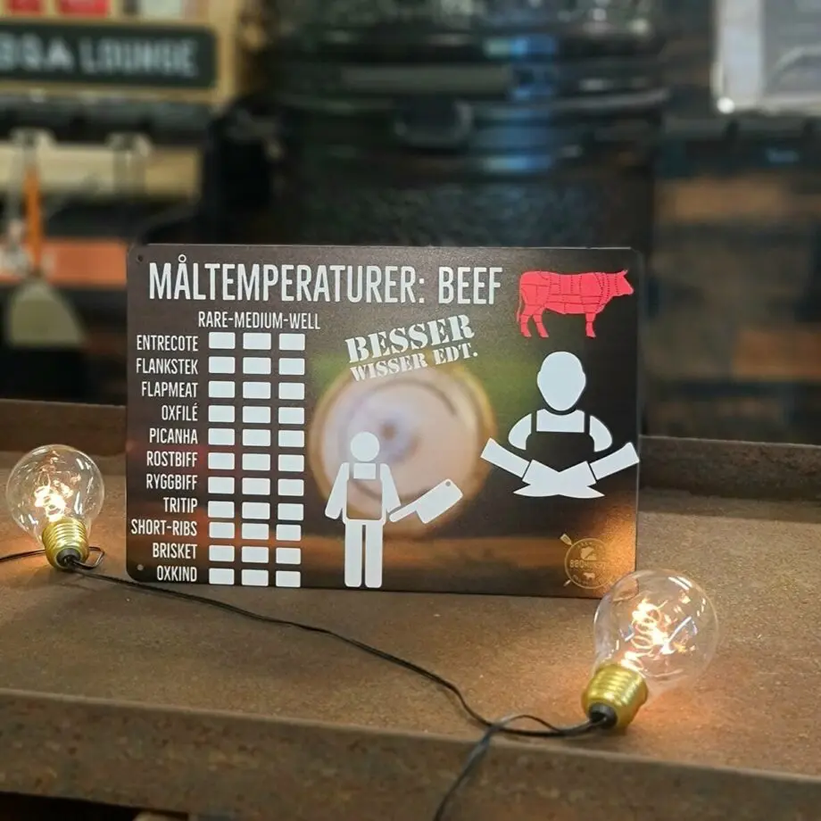 Plåtskylt för kök mm. "Besserwisser edt. Måltemperaturer Beef"  När är köttet klart? - Rare, medium eller well done - skriv dit din favorit! Skylt för kök, utekök, grillhörna, BBQ, Bar, Mancave Dekorera din favoritplats med skyltar och metalltavlor i användbar design Egna tankar kring Måltemperaturer Beef  / Nötkött? Här plåtskylten som du gör om till din egen lathund över olika innertemperaturer för olika styckningsdetaljer. En lathund för att inte behöva slå upp eller fundera på "när tog jag oxfilén förra nyårsafton? Tavlor i metall och plåtskyltar? BBQmonster har en häftig samling tavlor och skyltar i metall som kan vara den perfekta presenten eller tillbehöret till presenten som gör pricken över i:et, eller "the prick over the eye" som man säger i Amerikat... Metalltavlor för grill och BBQ är efterfrågade dekorer till utekök, mancaves och grillhörnor och med BBQmonsters uppsättning är chansen god att du hittar en skylt som passar just dig eller den person du skall köpa presenten till. Ett presenttips kan vara att om du köper låt säga ett paket spanska ginglas att då komplettera med en skylt som förstärker budskapet. Samma sak kan appliceras Ölglas, Kamados osv. Livsnjutare, Foodies och grillare är ofta glada för både god mat och god dryck. Därför kretsar många av dessa vintage skyltar och metalltavlor på tema Mat, såsom recepttavlor (för exempelvis Pulled pork, Revben / Ribs och Brisket). Eller Dryck (whisky, bourbon, beer, öl, IPA, Cider, Stout och inte minst modedrycken GIN). Tavlorna i metall finns i ett antal olika format, men där det vanligaste är måtten 20 x 30 (stående) cm eller 30 x 20 (liggande). Det finns även ett par större modeller (bland annat runda). Skyltarna har en vikt kant så inga vassa kanter existerar. Hörnen är försedda med hål (på det fyrkantiga tavlorna) där du enkelt med två eller fyra spik eller skruvar fäster upp tavlan på underlaget. Du kan även använda dubbelhäftande tejp om det passar bättre mot underlaget. Du hittar alla tavlor och skyltar under kategorin Tavlor metall (www.bbqmonster.se/produkt-kategori/tavlor/)