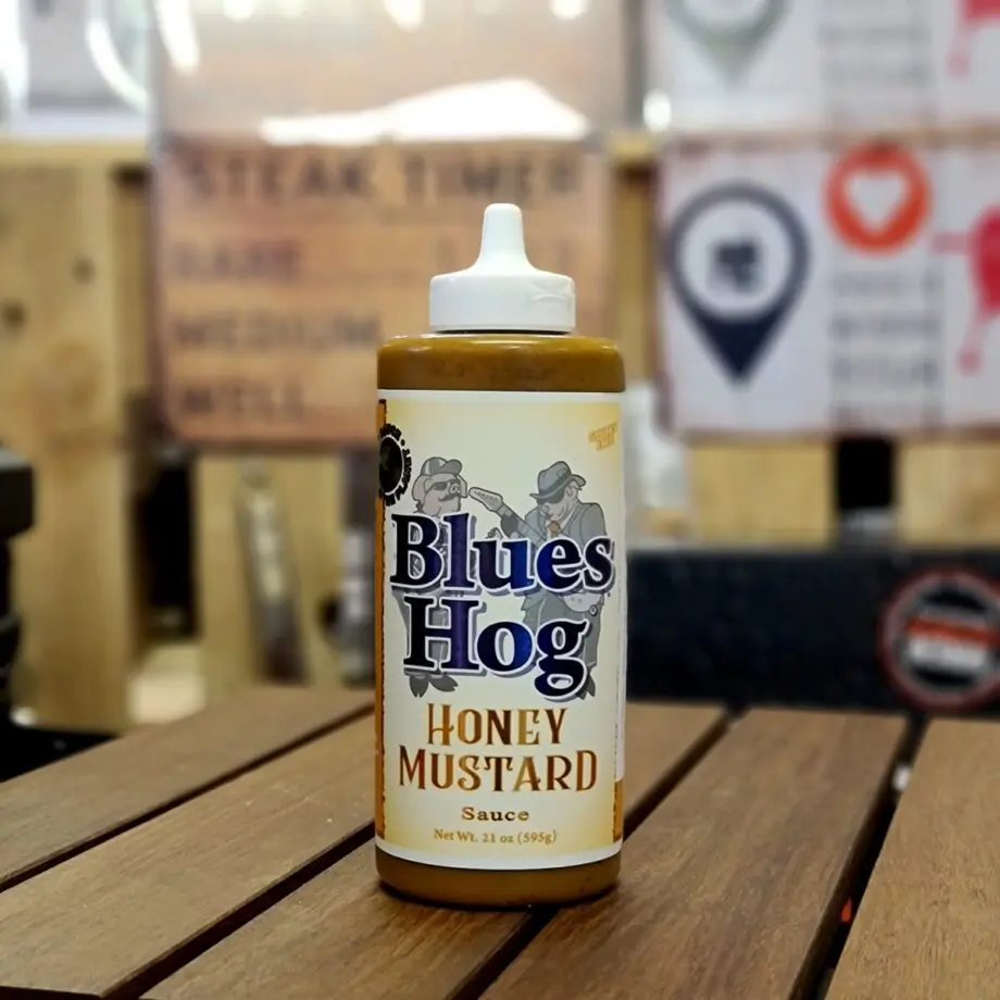 Blues Hog Honey Mustard - senapsbaserad BBQ-sås, grunda eller som sås - Squeeze-flaska! Blues Hog Honey mustard är en hörnsten i den såshylla - en senapsbaserad sås. En välsmakande sås direkt på en hotdog, i din brisket sandwich eller att grunda revben och annat kött med innan det rubbas. Denna sås innehåller hela 49% senap och med detta även en mindre mängd socker än många andra BBQ-såser Såserna från Blues Hog komponerades av legenden Bill Arnold och används flitigt av tävlande pitmasters och kockar över hela världen, jo det är sant, heeelaaa jordklotet faktiskt. En senapsbaserad sås är en grundkomponent i en komplett bbq-såshylla. Inget annat är lika mångsidigt som en senapssås. (BBQmonster har gjort sillinläggningar på denna sås - grymt även så!). Såsen kommer i squeezeflaska vilket gör att du slipper korkar som kladdar och samtidigt underlättas hanteringen när du skall lägga trycka ut det sista ur flaskan. Denna sås passar till fisk, fågel och mittemellan. 