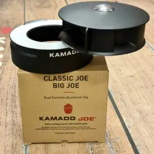 Toppventil "skorsten" Kamado Joe - nytt Controll tower - reservdel för alla Classic och Big Joe versioner Skyddad från att ta in regn uppifrån, enkel att ställa in Nu finns Kamado Joe´s "skorsten", toppventilen av det nya snittet som en reservdel. Denna toppventil kallas även controll tower och ersättare den äldre toppventilen som kallades "daisy wheel". Skillnaderna är ganska radikala: inga hål exponerade för regn uppifrån, luften dras istället in från under "takskägget". Toppventilen är gjord i aluminium och är därmed helt rostfri. Så länge din kamado avslutas med en keramisk topp som är under 153 mm så lär den passa även andra tillverkare än just Kamado Joe classic och Big Joe. (Innerdiametern på denna ventil är 153mm i diameter, och då skall även en filtpackning få plats)