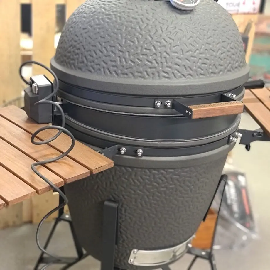 Rotisserie för classic kamados För kamados med "47cm" i grillyta Passar Green Egg L, Kamado joe Classic 1,2,3, The Bastard L mfl Rotisserie ett roterande grillspett med två gafflar som du trycker in i köttet och spänner fast: Nu kan göra din egen perfekta gyros, kebab, kyckling eller porcetta med perfekt resultat från första gången. Med ett Rotisserie (aka pippisnurra / kebabsnurra) som är fäst i en formgjuten metallinsats som tillåter att du använder din 47 cm stora kamado med rotisserie och locket stängt. Konstruktionen gör att bakkanten glider ner i insidan av kamadons bakkant och med detta kan locket stängas utan att något kommer i kläm. Med detta rottisserie kan du alltså grilla med locket stängt, vilket innebär att du kan styra hettan och därmed undvika fettbränder. Ett Rotisserie är alltså ett roterande grillspett som gör att köttet som sitter där självöses / självmarinerat i safter, fetter och kryddor som glider runt på ytan istället för att droppa rakt av. Kopplas direkt till ett jordat uttag och sen är du igång! Ingen montering, inget krångel - bara tryck på "play" så rullar det igång.