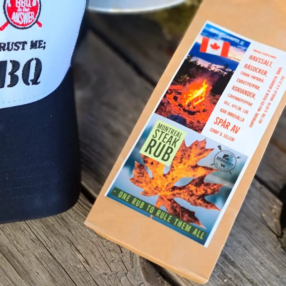 Montreal steak rub - BBQmonster edt. - one rub to rule them all! - en kryddblandning mald i kvarn som fått toppbetyg av testpiloterna Denna nya rub från RubsByBBQMonster bygger på en klassisk blandning från Kanada som hos BBQmonster såklart fått sin twist.  Historien bakom Montreal Steakrub BBQmonster edt. : Någonstans runt 2019 eller 2020 fick vi frågan av en kund om vi kunde göra en rub som byggde på det välkända "Montreal Steak rub- receptet". Vi malde ut en storp påse och kunden gick. Kunden kom tillbaka och var lyrisk. Vi gjorde en ny påse. Redan då borde vi såklart låtit den bli en standard i sortimentet. Men det föll bort ur minnet. Kunden kom nyligen tillbaka igen och minnet väcktes. Dock hade det gått så pass lång tid att anteckningar kring receptet gått förlorade. Ingredienserna är inte så många men som vanligt är den procentuella fördelningen A och O för balansen i  en rub. Därför började vi om - malde ut provbatcher märkta med "?". Kunder fick en påse mot löfte om feedback. Hur gick det? Hur löd feedbacken? - väldigt väldigt osvenskt så säger vi: Succé! Vi valde dock att tweaka receptet något och minska andelen Cayenne peppar, detta för att även barnfamiljer skall kunna använda denna underbara kryddblandning utan begränsningar. One rub to rule them all? Ja, än så länge lyder feedbacken att den fungerar till nötkött, gris, kyckling och fisk - grönsaker? förmodligen! Personligen har undertecknad testat den på T-bone (wow), Karré (wow) och på Kattfisk, eller Catfish som låter lite fräschare...(wow). RUBS BY BBQMonster BBQmonster har sedan 2017 utvecklat och malt rubs i den fysiska butiken 557 meter från Väla köpcentum. Vi maler vår Montreal Steakrub BBQmonster edt. i en kvarn med kvarnstenar och gör den relativt grovmald. Volym 1,25 dl ca 125 gram nettovikt Komplett innehållsförteckning: Medelhavssalt, Råsocker, Svartpeppar, Starkt paprikapulver, Lök, Vitlök, Cayenne peppar, Dillfrö, Korianderfrö. (kan innehålla spår av SENAP och SELLERI). Glutenfri!