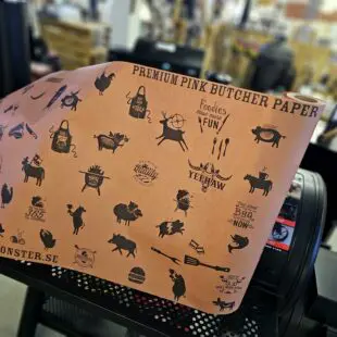 Pink Butcher paper - 57cm, 30m per rulle, 1,4kg BBQmonster Premium slaktarpapper Iconic Slaktar-papper perfekt för wrapping & vila av Brisket och annat kött Pink Butcher paper - 57cm bär BBQmonsters ikoniska design av design element, ritade av Jenn från Kanada. Premium slaktarpapper för dig som vill ha det bästa. Okej. Slaktarpapper och Pink Butcher paper behöver inte vara snyggt, men samtidigt - det gör inget om det råkar vara IKONISKT snyggt! Vi har sedan 2017 samarbetat med en artist från Kanada som ritar våra designelement och denna 1,4 kg tunga rulle med Pink Butcher paper - 57cm - 30 meter, har en print över pappret som hyllar Jenn och våra ikoner (som var och en i sin tur representerar våra rubs by BBQmonster)