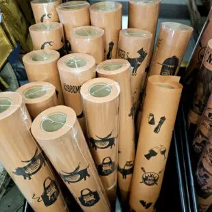 Pink Butcher paper - 57cm, 30m per rulle, 1,4kg BBQmonster Premium slaktarpapper Iconic Slaktar-papper perfekt för wrapping & vila av Brisket och annat kött Pink Butcher paper - 57cm bär BBQmonsters ikoniska design av design element, ritade av Jenn från Kanada. Premium slaktarpapper för dig som vill ha det bästa. Okej. Slaktarpapper och Pink Butcher paper behöver inte vara snyggt, men samtidigt - det gör inget om det råkar vara IKONISKT snyggt! Vi har sedan 2017 samarbetat med en artist från Kanada som ritar våra designelement och denna 1,4 kg tunga rulle med Pink Butcher paper - 57cm - 30 meter, har en print över pappret som hyllar Jenn och våra ikoner (som var och en i sin tur representerar våra rubs by BBQmonster)