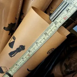 Pink Butcher paper - 57cm, 30m per rulle, 1,4kg BBQmonster Premium slaktarpapper Iconic Slaktar-papper perfekt för wrapping & vila av Brisket och annat kött Pink Butcher paper - 57cm bär BBQmonsters ikoniska design av design element, ritade av Jenn från Kanada. Premium slaktarpapper för dig som vill ha det bästa. Okej. Slaktarpapper och Pink Butcher paper behöver inte vara snyggt, men samtidigt - det gör inget om det råkar vara IKONISKT snyggt! Vi har sedan 2017 samarbetat med en artist från Kanada som ritar våra designelement och denna 1,4 kg tunga rulle med Pink Butcher paper - 57cm - 30 meter, har en print över pappret som hyllar Jenn och våra ikoner (som var och en i sin tur representerar våra rubs by BBQmonster)