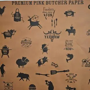 Pink Butcher paper - 57cm, 30m per rulle, 1,4kg BBQmonster Premium slaktarpapper Iconic Slaktar-papper perfekt för wrapping & vila av Brisket och annat kött Pink Butcher paper - 57cm bär BBQmonsters ikoniska design av design element, ritade av Jenn från Kanada. Premium slaktarpapper för dig som vill ha det bästa. Okej. Slaktarpapper och Pink Butcher paper behöver inte vara snyggt, men samtidigt - det gör inget om det råkar vara IKONISKT snyggt! Vi har sedan 2017 samarbetat med en artist från Kanada som ritar våra designelement och denna 1,4 kg tunga rulle med Pink Butcher paper - 57cm - 30 meter, har en print över pappret som hyllar Jenn och våra ikoner (som var och en i sin tur representerar våra rubs by BBQmonster)