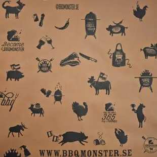 Pink Butcher paper - 57cm, 30m per rulle, 1,4kg BBQmonster Premium slaktarpapper Iconic Slaktar-papper perfekt för wrapping & vila av Brisket och annat kött Pink Butcher paper - 57cm bär BBQmonsters ikoniska design av design element, ritade av Jenn från Kanada. Premium slaktarpapper för dig som vill ha det bästa. Okej. Slaktarpapper och Pink Butcher paper behöver inte vara snyggt, men samtidigt - det gör inget om det råkar vara IKONISKT snyggt! Vi har sedan 2017 samarbetat med en artist från Kanada som ritar våra designelement och denna 1,4 kg tunga rulle med Pink Butcher paper - 57cm - 30 meter, har en print över pappret som hyllar Jenn och våra ikoner (som var och en i sin tur representerar våra rubs by BBQmonster)