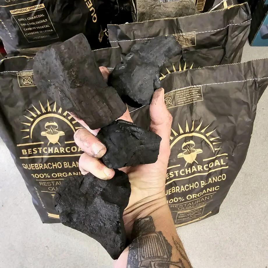 Grillkol - Restaurangkol BBQ kol av Quebracho Blanco -10kg - för både low & slow och Hot & fast Grillkol / Restaurangkol Quebracho blanco trä består av grymt hårt trä och fina rena bitar - nu hårdtestad och utses till den absolut bästa kolen för low & slow och BBQ (som även kan även ge väldigt heta grillningar och pizzavärme med utan att bli ostabil och sprättig som ett tomebloss). Grillkol Quebracho Blanco Restaurangkol  kan ligga och pyra på låg temp under många många timmar om du tänder kolen försiktigt. Om du vill ha en massiv glödhärd kan du istället tända kolen på flera olika ställen och du har på kort tid en värme som gränsar till olaglig.  Kolen avger en kraftfull doft av träkol. Quebracho är ett samlingsnamn för en rad trädslag med hög till relativt hög densitet. Just detta kol är från träd som har mycket hög densitet! Quebracho är spanska och översatt till Svenska står det för "yxbrytaren" , alltså en syftning på träets hårdhet. White Oak är ett annat namn på detta träslag som blivit ett av de mest använda och populära för BBQ. Grillkol av Quebracho skapar minimalt med gnistor och lämnar endast efter sig en liten andel aska. Att det mesta av kolet går upp i energi innebär inte bara att du får valuta för pengarna utan även att täta grillar, som Kamados, kan förses med syre utan tilltäppta hål i bottenplattan. Ersätt briketterna med detta grillkol! BBQmonster noterar att användare av offset smokers, bullet smokers såsom Smokey Mountain från Weber och kunder som kör low & slow i klotgrillar generellt är mer nöjda med Quebracho Blanco än någon annan grillkol, framför allt vid BBQ / low & slow och riktigt heta grillningar så kallade  hot & fast och Pizza på grillen. Beskrivning Kolen består bitar i varierande storlek. Kolen är helt luktfri när du luktar i påsen, vilket man alltid bör kunna förvänta sig men som ändå inte kan tas för givet. Variationen av storlek är uppskattat då fler och fler föredrar detta framför enbart stora bitar - detta skapar en jämnare övergång mellan kolbitarna när de succesivt antänds under low & slow-sessionen. Det går också snabbare att få full glöd på "lagom" stora bitar. Karaktär Restaurangkol av Quebracho Blanco är känt för att det producerar minimalt med aska, något som är eftersträvansvärt inte minst vid low & slow och BBQ. Doften är intensiv och kraftfull vid låga temperaturer och tillhör definitivt en av de mer "smakrika" grillkolssorterna på marknaden och dem som gillar den ÄLSKAR den. Önskar du mindre doft från kolen vid low & slow och BBQ så föreslår vi att du använder Cuba-kol (marabu-kol) Råd och tips för low & slow: Glödtiden är lång vid korrekt antändning mycket lång. Korrekt antändning innebär att man ej antänder mer än en liten del av kolhögen med en tändkub och låter därefter kolen antändas varefter glöden letar sig framåt. Genom att använda dig av denna teknik kan du lugnt räkna med att du kan köra åtminstone 6 timmars low & slow även i en oisolerad grill. Skippa alltså tändröret/skorstenständaren och gå över till luktfria tändkuber. Om du vill veta mer om grunderna till BBQ och framgångsrik, stabil low and slow så rekommenderar vi att du kikar in på vår online-grillskola Het kol kräver bra handskar!