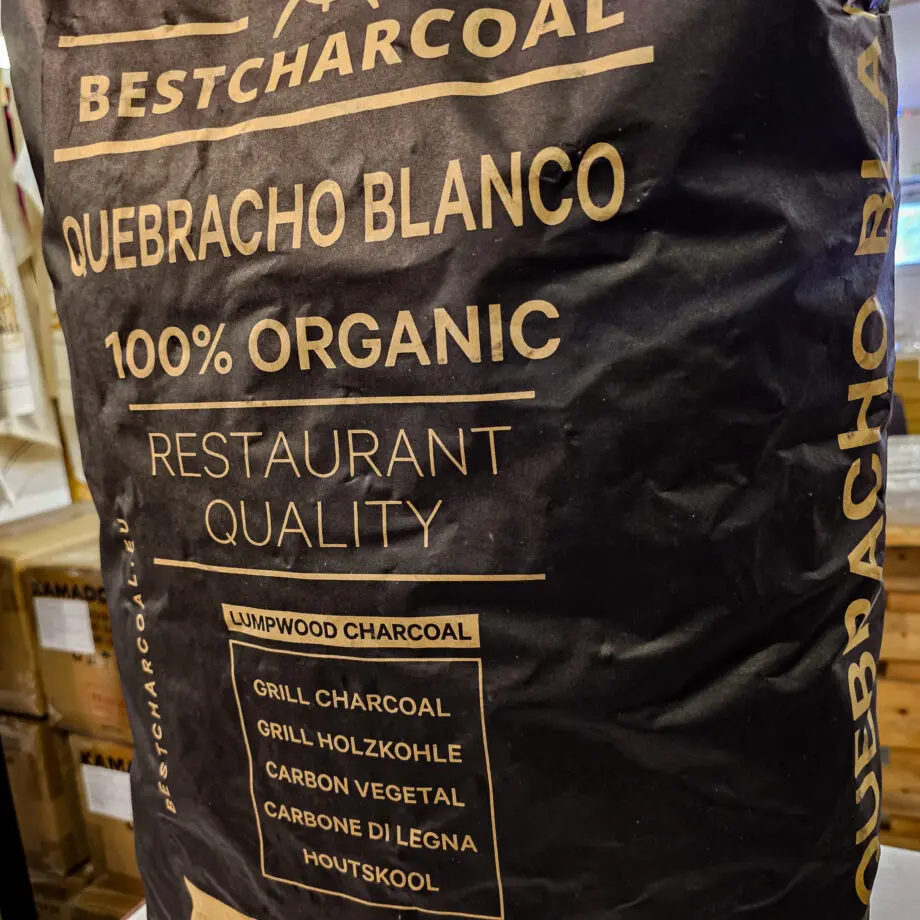 Grillkol - Restaurangkol BBQ kol av Quebracho Blanco -10kg - för både low & slow och Hot & fast Grillkol / Restaurangkol Quebracho blanco trä består av grymt hårt trä och fina rena bitar - nu hårdtestad och utses till den absolut bästa kolen för low & slow och BBQ (som även kan även ge väldigt heta grillningar och pizzavärme med utan att bli ostabil och sprättig som ett tomebloss). Grillkol Quebracho Blanco Restaurangkol  kan ligga och pyra på låg temp under många många timmar om du tänder kolen försiktigt. Om du vill ha en massiv glödhärd kan du istället tända kolen på flera olika ställen och du har på kort tid en värme som gränsar till olaglig.  Kolen avger en kraftfull doft av träkol. Quebracho är ett samlingsnamn för en rad trädslag med hög till relativt hög densitet. Just detta kol är från träd som har mycket hög densitet! Quebracho är spanska och översatt till Svenska står det för "yxbrytaren" , alltså en syftning på träets hårdhet. White Oak är ett annat namn på detta träslag som blivit ett av de mest använda och populära för BBQ. Grillkol av Quebracho skapar minimalt med gnistor och lämnar endast efter sig en liten andel aska. Att det mesta av kolet går upp i energi innebär inte bara att du får valuta för pengarna utan även att täta grillar, som Kamados, kan förses med syre utan tilltäppta hål i bottenplattan. Ersätt briketterna med detta grillkol! BBQmonster noterar att användare av offset smokers, bullet smokers såsom Smokey Mountain från Weber och kunder som kör low & slow i klotgrillar generellt är mer nöjda med Quebracho Blanco än någon annan grillkol, framför allt vid BBQ / low & slow och riktigt heta grillningar så kallade  hot & fast och Pizza på grillen. Beskrivning Kolen består bitar i varierande storlek. Kolen är helt luktfri när du luktar i påsen, vilket man alltid bör kunna förvänta sig men som ändå inte kan tas för givet. Variationen av storlek är uppskattat då fler och fler föredrar detta framför enbart stora bitar - detta skapar en jämnare övergång mellan kolbitarna när de succesivt antänds under low & slow-sessionen. Det går också snabbare att få full glöd på "lagom" stora bitar. Karaktär Restaurangkol av Quebracho Blanco är känt för att det producerar minimalt med aska, något som är eftersträvansvärt inte minst vid low & slow och BBQ. Doften är intensiv och kraftfull vid låga temperaturer och tillhör definitivt en av de mer "smakrika" grillkolssorterna på marknaden och dem som gillar den ÄLSKAR den. Önskar du mindre doft från kolen vid low & slow och BBQ så föreslår vi att du använder Cuba-kol (marabu-kol) Råd och tips för low & slow: Glödtiden är lång vid korrekt antändning mycket lång. Korrekt antändning innebär att man ej antänder mer än en liten del av kolhögen med en tändkub och låter därefter kolen antändas varefter glöden letar sig framåt. Genom att använda dig av denna teknik kan du lugnt räkna med att du kan köra åtminstone 6 timmars low & slow även i en oisolerad grill. Skippa alltså tändröret/skorstenständaren och gå över till luktfria tändkuber. Om du vill veta mer om grunderna till BBQ och framgångsrik, stabil low and slow så rekommenderar vi att du kikar in på vår online-grillskola Het kol kräver bra handskar!