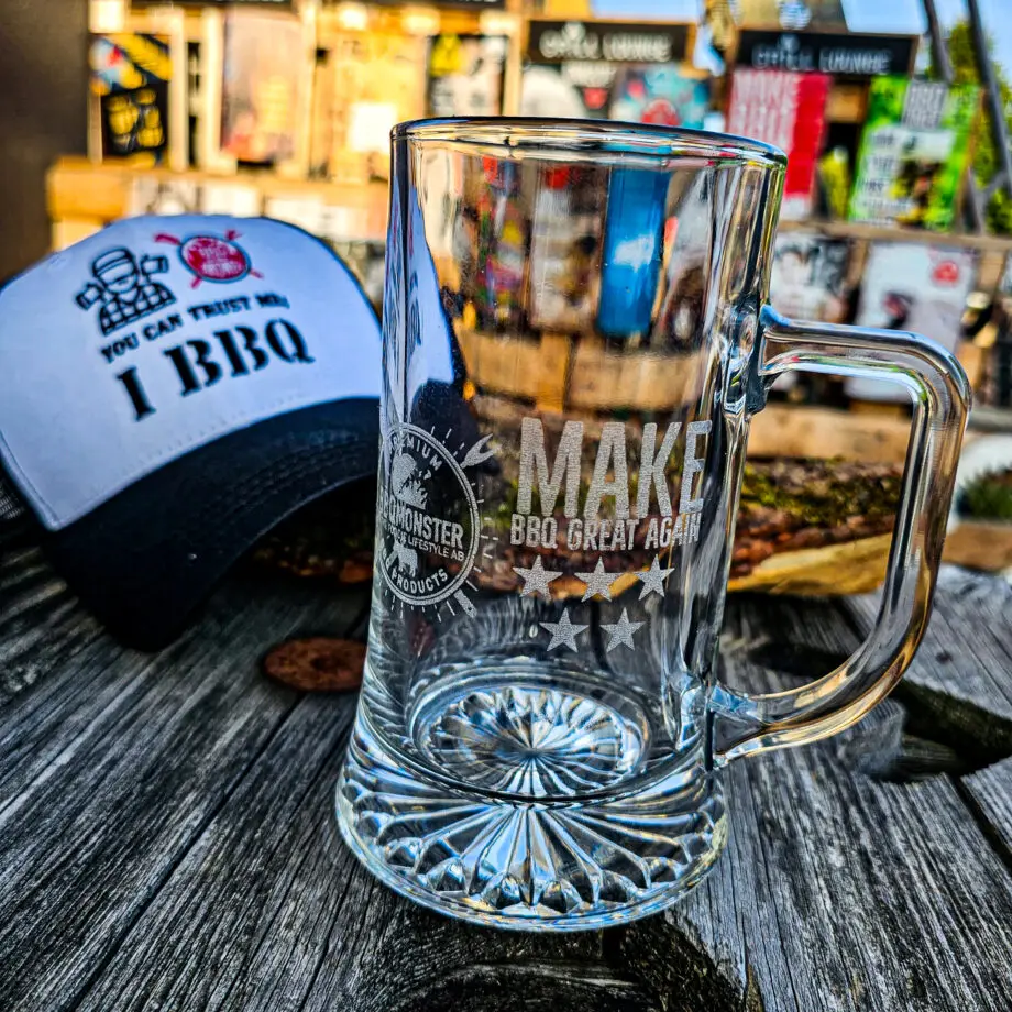 Ölsejdel 70cl - rent glas även med sticky fingers! Make BBQ great again - BBQmonsters ölglas är den perfekta presenten till grillnörden, Farsdagspresent eller julklapp till gubben Det fanns en tid då en ölsejdel (ölglas med handtag) var bland det hetaste du kunde ha (tänk 1988) MEN faktum är att vi saknat det - faktiskt så hårt att vi bestämde oss för att ta fram en riktigt snygg ölsejdel med gravyr! Så här har du den - BBQmonsters Ölsejdel som rymmer hela 70cl, du kan alltså slå upp en 50cl öl och ändå ha plats för skumkronan. Varför är det då så rätt med en ölsejdel vid grillen? - jo, du kan även med "rib sticky fingers fulla med glaze hålla glaset rent. Handtaget rymmer en rejäl grabbnäve och du kan skåla med gästerna i rent glas - så praktiskt och snyggt! Gravyren bär vår logo, vi sätter den bara på prylar som vi verkligen gillar. Vi har också försett den med vår underslogan som lyder "make BBQ great again" Vi tror detta kommer bli en mycket uppskattad present till grillpappan, BBQ-vännen, rök-farfar, low n slow morfar och Kamado-Johnny mfl.  Tillverkat i Europa. Priset är för 1 glas. Tål maskindisk