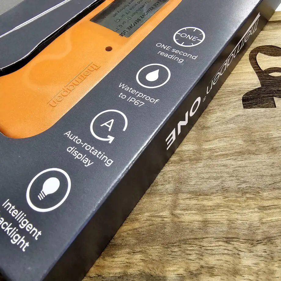 Köttermometer Thermapen ONE orange - mäter på en (1!) sekund. Exakt. Vattentät, Belyst roterande display Thermapen One från ETI får ses som originalet bland Köttermometrar. Thermapen One är den snabbaste av samtliga fällbara köttermometrar: på endast EN sekund ger den dig en korrekt angivelse av aktuell temperatur. Thermapen ONE är en grymt gedigen snabbtermometer som är helt vattentät (IP67 klassad). Displayen är bakgrundsbelyst (tänder sig själv när det är mörkt) och sifforna följer med dina rörelse tack vare ett inbyggt gyro vilket gör att du alltid ser en "6 som en 6 och inte som en 9". Du kan ställa in "upplösningen" om du endast vill se hela grader eller även tiondelar. En snabbtermometer är ett måste både ute vid grillen och i köket. Att denna termometer från Thermapen är vattentät och har auto on/off (stänger ner vid inaktivitet) gör att du med gott samvete kan glömma den ute i sommarregnet... Denna köttermometer från ETI är ohyggligt snabb (1sek). Den är vattentät nog att klara diskas under rinnande vatten. Inga knappar där germs och bassilusker kan gömma sig. Displayen är tydlig och har en bra bakgrundsbelysning. Spetsig nål för mindre ingångshål. Noggrannheten är hög: +/-0,3 grader Celsius! Batteritid på upp till 2000 timmar  Mätområde -49,9 C till 299,9 C Val av termometer Efter val av kol är valet av termometer kanske det viktigaste valet för en griller. I grundutrustningen hos varje seriös griller och foodie bör det finnas två sorters termometers: en stationär termometer med minst två stycken probes (nålar), gärna trådlös så att du enkelt kan övervaka längre grillningar utan att behöva lyfta på locket. Den andra bör vara en riktigt snabb termometer och det är här denna modell kommer in i bilden. Den ena ersätter inte den andra utan används på två helt olika sätt. En snabbtermometer används för att blixtsnabbt avgöra om laxen, kycklingfilén eller skivan med kött är klar. Lyft gärna upp köttbiten eller fisken en bit från galler och direkt värme. Tryck in hela nålen i centrum/centrum och dra därefter långsamt termometern mot dig och avläs hela tiden displayen - om måltempen visas genom hela "draget" kan du vara säker på att målet är nått. Handhavande Enklare blir det inte: tryck in nålen i objektet i centrum/centrum, dra nålen långsamt igenom i takt om 1 sekunder och du får korrekt temperatur presenterad i displayen. Design Detta är en högkvalitativ fällbar köks- och grilltermometer som är klädd i ett skal som är antibakteriellt. Displayen är tydlig och bakgrundsbelyst. Spetsig nål för mindre ingångshål. Fördelar: Snabbare än Bolt (1sek) display som självroterar för att du skall slippa vrida huvudet upp och ned :) Bakgrundsbelysning som start av sig själv när behov uppstår stor och tydlig display Vattentät IP67 klassad Auto off noggrannhet på +/- 0,3 C Komplettera gärna med BBQmonsters Bluetooth termometer med 6 givare för tillfällen där du behöver övervaka köttet över längre tid