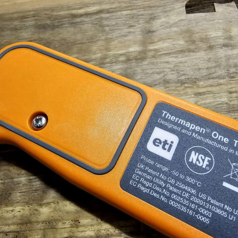 Köttermometer Thermapen ONE orange - mäter på en (1!) sekund. Exakt. Vattentät, Belyst roterande display Thermapen One från ETI får ses som originalet bland Köttermometrar. Thermapen One är den snabbaste av samtliga fällbara köttermometrar: på endast EN sekund ger den dig en korrekt angivelse av aktuell temperatur. Thermapen ONE är en grymt gedigen snabbtermometer som är helt vattentät (IP67 klassad). Displayen är bakgrundsbelyst (tänder sig själv när det är mörkt) och sifforna följer med dina rörelse tack vare ett inbyggt gyro vilket gör att du alltid ser en "6 som en 6 och inte som en 9". Du kan ställa in "upplösningen" om du endast vill se hela grader eller även tiondelar. En snabbtermometer är ett måste både ute vid grillen och i köket. Att denna termometer från Thermapen är vattentät och har auto on/off (stänger ner vid inaktivitet) gör att du med gott samvete kan glömma den ute i sommarregnet... Denna köttermometer från ETI är ohyggligt snabb (1sek). Den är vattentät nog att klara diskas under rinnande vatten. Inga knappar där germs och bassilusker kan gömma sig. Displayen är tydlig och har en bra bakgrundsbelysning. Spetsig nål för mindre ingångshål. Noggrannheten är hög: +/-0,3 grader Celsius! Batteritid på upp till 2000 timmar  Mätområde -49,9 C till 299,9 C Val av termometer Efter val av kol är valet av termometer kanske det viktigaste valet för en griller. I grundutrustningen hos varje seriös griller och foodie bör det finnas två sorters termometers: en stationär termometer med minst två stycken probes (nålar), gärna trådlös så att du enkelt kan övervaka längre grillningar utan att behöva lyfta på locket. Den andra bör vara en riktigt snabb termometer och det är här denna modell kommer in i bilden. Den ena ersätter inte den andra utan används på två helt olika sätt. En snabbtermometer används för att blixtsnabbt avgöra om laxen, kycklingfilén eller skivan med kött är klar. Lyft gärna upp köttbiten eller fisken en bit från galler och direkt värme. Tryck in hela nålen i centrum/centrum och dra därefter långsamt termometern mot dig och avläs hela tiden displayen - om måltempen visas genom hela "draget" kan du vara säker på att målet är nått. Handhavande Enklare blir det inte: tryck in nålen i objektet i centrum/centrum, dra nålen långsamt igenom i takt om 1 sekunder och du får korrekt temperatur presenterad i displayen. Design Detta är en högkvalitativ fällbar köks- och grilltermometer som är klädd i ett skal som är antibakteriellt. Displayen är tydlig och bakgrundsbelyst. Spetsig nål för mindre ingångshål. Fördelar: Snabbare än Bolt (1sek) display som självroterar för att du skall slippa vrida huvudet upp och ned :) Bakgrundsbelysning som start av sig själv när behov uppstår stor och tydlig display Vattentät IP67 klassad Auto off noggrannhet på +/- 0,3 C Komplettera gärna med BBQmonsters Bluetooth termometer med 6 givare för tillfällen där du behöver övervaka köttet över längre tid