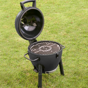 Stålkamado junior Akorn "ekollonet" - bärbar prisvärd isolerad kompakt grill/rök Optimla grillen för husbilen, husvagnen eller balkongen Hela 35cm grillgaller på denna bärbara kamado Snabb-beskrivning av Akorn Kamado: Kompakt bärbar kamado 35cm i diameter på gjutjärnsgallret med centrum-puck (för påfyllning av kol) extremt bränsle-effektiv snabbt upp i temp Gjutjärnsgaller Second level (värmehållnings galler) ingår stabil på låga temperaturer i upp till 15 timmar Vikt ca 17 kg Glasfiberpackningar som håller tätt handtag på båda sidorna inbyggd termometer isolerat handtag  Mått inkl handtag: bredd 51cm, djup 53cm, höjd 68cm Tillbehör du bör köpa till: Smokin´stone (specialbyggd deflektorsten för indirekt rökgrillning) Väderskydd Om stålkamado Akorn från Chargriller BBQmonster har sedan 2018 sålt denna typ av stålkamado - en isolerad kamadogrill. Nu har vi tagit in den via det amerikanska varumärket Chargriller som ingår i Kamado Joe sfären sedan ett tag tillbaka, och här finns den även att erbjuda i ett kompakt bärbart format. Denna smidiga bärbara kamado är inte tyngre än att du kan ha den med i bilen, husvagnen, husbilen och på så sätt kunna köra annat än grillad korv och tunna skivor kött på stranden, semestern, jakten eller fiskeresan! Att vikten är knappt hälften av en keramisk kamado kan här absolut ses som en fördel. Den behöver inte ett lika stabilt underlag att stå på, utan kan placeras direkt på ett bord eller i sanden utan att gräva ner sig. Den optimala placeringen är såklart på ett brandfast underlag men tack vare dubbelisoleringen blir den inte i närheten av så varm som en enkelmantlad grill blir.  BBQMonster har goda erfarenheter av modellen av kamado och kan ge dig tipsen som gör att du får ut maximalt av både dina BBQ- och grillprojekt samt av livslängden på kamadon. Vi vet att stålkamadon Akorn junior är bland det mest prisvärda du kan köpa om du står i begrepp att ta steget från en klotgrill (weber 57 som exempel) eller från en gasolgrill, till att börja köra långkörningar likt brisket, short-ribs, ribs och pulled pork. Det är lätt att lära sig grilla i Akorn junior stålkamado och den behärskar alla temperatur-zoner och du lär inte ha behov av annat än denna kamado oavsett om du vill rökgrilla i 95 grader eller köra het searing av en ryggbiff eller en läcker pizza i 370 grader. Asktömningen är enkel: två snäppfästen frigör hela botten där askan samlas. Botten av kamadon hänger kvar i ett spår vilket gör det ännu enklare, inte minst när du skall placera dit asksamlaren (botten) igen - du klarar dig alltså med två händer... Så här använder du din Akorn junior stålkamado BBQ & rökgrillning low and slow Fördelar mot en keramisk junior kamado utöver det lägre priset är den relativt låga vikten, bränsleeffektiviteten och den snabba uppstarten. Skillnaden i beteende beror på att stål reflekterar värme medans keramik absorberar värme. Med vetskapen av detta behöver man anamma en försiktigare upptändning och snabbare nedstrypning när man skall köra på låga temperaturer, detta för att undvika skapa överskottsvärme som är svår att bli av med. Det räcker med en liten hög med hård träkol som tänds med en (1) tändkub i ytterkant av kolhögen. Öppna toppen och botten-ventilen helt och så fort tändkuben har brunnit ut stänger du ner bottenventil och toppventil till ett minium (men fortfarande luft både in och ut). För en stabil glöd behöver du Akorn´s SMOKIN´STONE (en specialbyggd deflektorsten av keramik - säljs som tillbehör). Placera stenen ovanför glöden, den har en given placering mot den inre "fire boxen". Innan du lägger på SMOKIN´STONE så kan du passa på att placera ut rökträ, flis eller chunks (större bitar rökträ) om du önskar tillföra mer rök än vad kolen ger. Från detta läge väntar du in temperaturen. Skulle tempen inte stiga till den måltemp du önskar (ofta 110 grader till 135 grader vi BBQ rökgrillning) så ger du kamdon lite mer luft in och lite mer luft ut (toppventilen) och du kommer att landa in kamadon på en stabil temperatur för många timmar framåt. För fler tips om användning av rökträ och strategi för en stabil glöd se vår online grillskola! Het grillning, searing och pizza När du skall grilla hett bygger du upp en hög med kol i storlek med att när den är jämnt fördelad "täcker" hela den yta av gallret som du tänkt använda. Du tänder fortsatt kolen när den är placerad i grillen (du kan alltså göra dig av med din skorstenständare som du eventuellt använt för att tända briketter). Använd tändkuber av god kvalitet, bygg en pyramid av kolen och placera två eller tre tändkuber i basen av pyramiden. Bygg en liten ficka i kolen där det finns luft runt tändkuben, ett par cm luft och därefter en mindre kolbit ovanför "fickan", på så vis får du snabbt en genomglödande kol som är eftersträvansvärt vid hetare grillningar. Stäng locket och se till att både bottenventilen och toppventilen är helt öppna. Du tänder enklast tändkuberna med en stormtändare Skall du göra pizza så placerar du pizzastenen direkt på gallret innan du tänder locket. Se till att du har värmetåliga handskar och en pizzaspade tillhands! Underhåll och skötsel: Några ord om fördelarna med keramik är också värda att nämna och därmed ge dig råden som gör att din stålkamado kommer hålla sig fin i många år framöver: Keramik är "forever", det samma kan tyvärr inte sägas om plåt och stål oavsett hur bra lack som skyddar ytan. Du behöver därför vara försiktig så att inte den skyddande hammarlacken skadas av vassa objekt eller repas. Du behöver också tänka på att du aldrig helt strypa en stålkamado som nyss varit uppe i över 250 grader. Du stänger bottenventilen men låter toppventilen vara något öppen. På så vis kommer kolen att succesivt strypas och släckas samtidigt som den extremt heta värmen kan sippra ut genom toppen (skulle du strypa den helt även i toppen finns risk att det under period skapas så hög temperatur att färgen skadas). När grillen har svalnat på ytan placerar du grillen under tak och med fördel sätter du på ett väderskydd (som du köper som tillbehör - se denna länk). Om du planerar att inte använda din junior stålkamado på några veckor råder vi dig att plocka av asklådan och stänga toppventilen samt sätta på ett väderskydd (finns som tillbehör se denna länk). Genom att du tagit bort asklådan försäkrar du dig om att regnvatten letar sig in under väderskyddet och samlar sig i botten. Någon gång per år bör du spraya alla skruvar och brickor med en rostskyddande spray, på så vis skapar du ett skydd mot flygrost som annars kan angripa ytor som inte är lackerade. Om Kamados Kamado är själva formatet på grillen, att jämföra med klotgrill som är ett annat format. Det som gör en Kamado till en kamado - Deflektorstenar. Deflektorstenen till Stålkamado Akorn junior är en specialbyggd sten som finns som tillbehör. Denna sten har som uppgift att skapa det indirekta "rökrummet" genom att ta bort den direkta strålningsvärmen. Med stenen på plats har du med andra ord hela 35 cm i diameter att betrakta som indirekt grillyta (jämför gärna med en 57 cm klotgrill där du vid indirekt grillning uppnår en yta på 57/2).  Övriga råd: Använd alltid ren och väldoftande kol (lump charcoal, inte briketter). Tänd med luktfria tändkuber. Se vår online grillskola för fler tips!