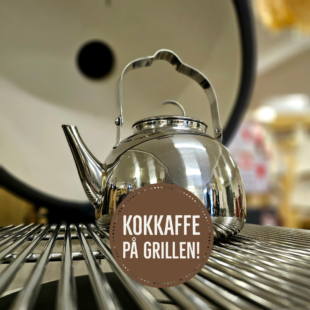 Kaffepanna 1,5 liter - perfekt för kokkaffe på grillen eller över öppen eld - säkra kaffet även vid strömavbrott Säkra kaffet även vid strömavbrott! Köp en kaffepanna så du kan koka kokkaffe i din kamado, grill eller över öppen eld. Denna kaffepanna är perfekt för kokkaffe - enkelt och gott som faen. Så här gör du kokkaffe på din grill: Fyll kaffepannan med en liter kallt vatten, häll på ca 1 dl kaffe (kokmalda kaffebönor) som du hittar i de flesta livsmedelsbutiker. Detta kaffe är mer grovmalt och sjunker lättare till botten efter uppkoket. Sätt igång din grill eller kamado och dra upp den till 150 till 200 grader. Ställ in kaffepannan på ett galler som är direkt ovan glöden. Låt vattnet koka upp och  lyft kaffepannan åt sidan för ett par minuter, låt bönorna sjunka och placera därefter kaffepannan över värmen igen och låt det koka upp en andra gång. Ta ut pannan och ställ den på ett underlägg ca 5 minuter och du kan därefter avnjuta en underbar kopp kaffe. Visste du att kokkaffe (kokmalda bönor) oftast innehåller mindre garvsyra - detta för att rostningen oftast har skett långsammare. Kaffet blir med detta mindre "syrligt" och det brukar vara fullt möjligt att värma upp kaffet flera gånger utan större försämring av smaken! Ut och testa nu! Vill du ha en matchande kaffemugg ute vid grillen så rekommenderar vi att du tar en kik på BBQMonsters emaljerade kaffemugg.