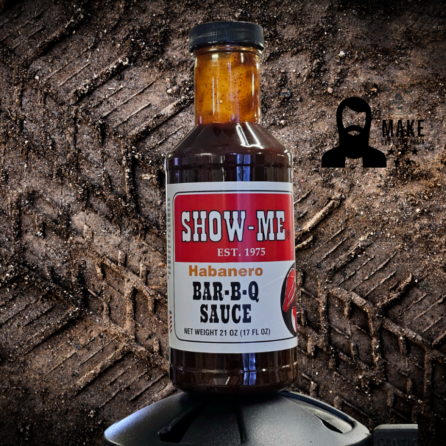 SHOW ME - HABANERO BBQ-Sås Senaste versionen från originalet bland BBQ-såser Här snackar vi en seriös, segrinnande, het, söt och rökig BBQ-sås från USA. Många vill påstå att Show Me BBQ-sås kan ses som originalet som inspirerat andra tillverkare till söta och rökiga BBQ-såser. Oavsett om så stämmer eller inte så kan BBQmonster fastslå att det är den mest omtyckta såsen i butiken. Kunder häller Show-me på allt från frukostflingor, pannkakor till ribs. Nu finns det ytterligare en version utöver Classic och Some heat Etikettdesignern vinner inte heller i år något pris för sitt jobb men sk*t i det - vilken sås detta är! Att pensla revben, kotletter eller annat griskött med denna Show Me är att addera ytterligare en dimension till smak och doft. Det är lätt att vara lyrisk och överösa denna sås med beröm och karamelliserat socker...men faktum är att du måste testa denna sås för att förstå vad vi pratar om! Med denna version kan du också lägga till en skönt värmande hetta från habanero chili och den fina fruktiga ton som denna chili lämnar efter sig.