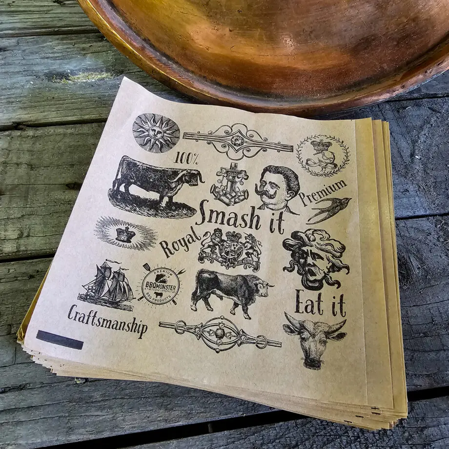 Hamburgerfickor naturfärgade "smash it" BBQmonster 100st - undvik dressing längs underarmarna med en hamburgerficka Hamburgerfickor i BBQmonsters egna design i tilltagen storlek. Tåligt papper med glättad (vaxad) insida förhindrar att fett och dressing läcker igenom. I dessa snygga burgarfickor / hamburgarfickor som säljs i ett prisvärt 100pack virar in din burgare i eller som du stoppar dina pommes i. Burgarfickorna är förseglade i två av de fyra sidorna och är enkla att öppna då baksidan är 1cm större än framsidan Praktiskt - en hamburgerficka förhindrar att du grisar ner dig allt för mycket, för vem njuter av dressing rinnande längs med underarmarna? Är du ute efter den autentiska stilen som förhöjer känslan av en #Burgerlifestyle ? Då är dessa hamburgarefickor bara ett måste. 16x16cm (framsidan 15cm för enklare öppning av fickan) 100-pack Lätt vaxat Coolt tryck på båda sidorna (olika motiv fram respektive bak) Höjd: 16 cm Bredd: 16 cm Tips: spana in vår nya mini-bricka i aluminium för servering av burgare, hamburgare och smashburger: