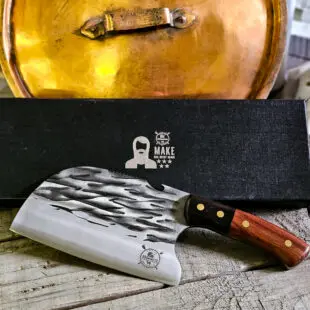 Kökskniv / Cleaver "Fire #7" 29cm - grovt kolstål med fina detaljer och galet vass - med ölöppnare på ovansidan av bladet - säljs för det tredubbla på andra sidor! Söker du en serie av välarbetade och lättskötta kockknivar? Ta en kik på BBQmonsters egna serie knivar! Samtliga knivar i serien kommer i en svart presentförpackning med BBQmonsters sigill "Make BBQ great again" tryckt på locket. Knivarna från BBQmonster har även BBQmonsters logo ingraverad på bladet. Vi sätter bara vår logo på prylar som vi verkligen tycker om - detta är en sådan. Introduktionspris - passa på! En perfekt till grillnörden, en present till pappa på farsdag eller till dig själv helt enkelt! Denna modell av kökskniv är av typen som på många sidor benämns som en "serbisk kockkniv". Hur väl den beskrivningen stämmer låter vi var osagt men det man kan säga om denna kniv är att den perfekt när du skall skapa snittytor som är jämntjocka, detta då bladet är imponerande 10cm högt.  Att typen av kniv blivit populär beror sannolikt på den smidiga hantering att plocka upp hackad lök, koriander och annat med ETT svep - bladet är som "skyffel". Bladet på denna Fire #7 är grovt, tungt, stabilt, lättskött och bladet har en härlig yta som påminner om just "fire" - lågor. Tillsammans allts som allt gör detta kniven rejält "intstagramvänlig" och photogenique. På ovansidan av bladet sitter en ölöppnare så du slipper slita på snusdosan. (Vill du hellre ha en ölöppnare uppskruvad på väggen så ta en kik på denna Bulldog i gjutjärn!) Bladet är genomgående och avslutas med handtaget som är av polerat och lackat ädelträ och tre nitar av mässing. Skaftet ger ett skönt grepp och är enkelt att rengöra. Handtaget passar både höger- och vänsterhänta.  Kolstål med blandning X50CrMoV15 Hårdhet 56° HRC vilket är ett relativt mjukt stål - något som gör att du själv enkelt kan hålla din kniv vass. Total längd: 29 cm Längd på bladet: 17 cm Längd på skaftet: 12 cm29cm - grovt kolstål med fina detaljer och galet vass - med ölöppnare på ovansidan av bladet - säljs för det tredubbla på andra sidor! Söker du en serie av välarbetade och lättskötta kockknivar? Ta en kik på BBQmonsters egna serie knivar! Samtliga knivar i serien kommer i en svart presentförpackning med BBQmonsters sigill "Make BBQ great again" tryckt på locket. Knivarna från BBQmonster har även BBQmonsters logo ingraverad på bladet. Vi sätter bara vår logo på prylar som vi verkligen tycker om - detta är en sådan. Introduktionspris - passa på! Denna modell av kökskniv är av typen som på många sidor benämns som en "serbisk kockkniv". Hur väl den beskrivningen stämmer låter vi var osagt men det man kan säga om denna kniv är att den perfekt när du skall skapa snittytor som är jämntjocka, detta då bladet är imponerande 10cm högt.  Att typen av kniv blivit populär beror sannolikt på den smidiga hantering att plocka upp hackad lök, koriander och annat med ETT svep - bladet är som "skyffel". Bladet på denna Fire #7 är grovt, tungt, stabilt, lättskött och bladet har en härlig yta som påminner om just "fire" - lågor. Tillsammans allts som allt gör detta kniven rejält "intstagramvänlig" och photogenique. På ovansidan av bladet sitter en ölöppnare så du slipper slita på snusdosan. (Vill du hellre ha en ölöppnare uppskruvad på väggen så ta en kik på denna Bulldog i gjutjärn!) Bladet är genomgående och avslutas med handtaget som är av polerat och lackat ädelträ och tre nitar av mässing. Skaftet ger ett skönt grepp och är enkelt att rengöra. Handtaget passar både höger- och vänsterhänta.  Kolstål med blandning X50CrMoV15 Hårdhet 56° HRC vilket är ett relativt mjukt stål - något som gör att du själv enkelt kan hålla din kniv vass. Total längd: 29 cm Längd på bladet: 17 cm Längd på skaftet: 12 cm