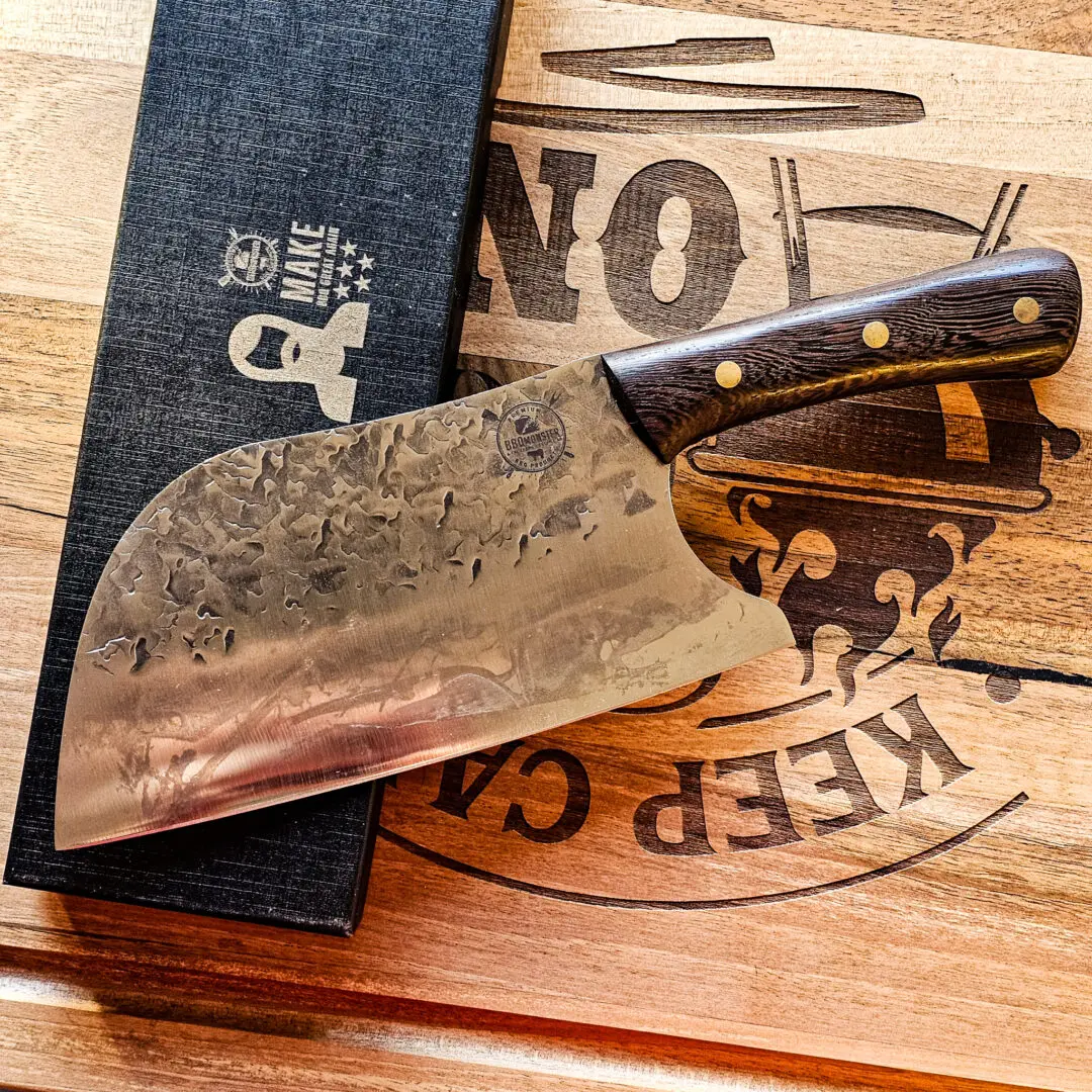 Chopper grönsaks cleaver Black Ebony #4 vacker kökskniv från BBQmonsters serie av Asiatiska kockknivar - liknande kniv säljs för det tredubbla på andra sidor! Söker du en serie av välarbetade och lättskötta kockknivar? Ta en kik på BBQmonsters egna serie knivar! Samtliga knivar i serien kommer i en svart presentförpackning med BBQmonsters sigill "Make BBQ great again" tryckt på locket. Knivarna från BBQmonster har även BBQmonsters logo ingraverad på bladet. Vi sätter bara vår logo på prylar som vi verkligen tycker om - detta är en sådan. Introduktionspris - passa på! En perfekt till grillnörden, en present till pappa på farsdag eller till dig själv helt enkelt! Denna modell av kökskniv är av typen som oftast benämns Asiatisk rotfrukts- och grönsakskniv vilket man kan förstå då denna kniv är att den perfekt när du skall skapa snittytor som är jämntjocka, detta då bladet är imponerande 10cm högt.  Att typen av kniv blivit populär beror sannolikt också på den smidiga hantering att plocka upp hackad lök, koriander och annat med ETT svep - bladet är som "skyffel". Bladet på denna Black Ebony #4 är tunnt, vasst, lättskött. Varje blad är unikt i sitt utseende med en snygg textur inhamrat i stålet. Tillsammans allts som allt gör detta kniven rejält "intstagramvänlig" och photogenique.  Bladet är genomgående och avslutas med handtaget som är av polerat och svart ädelträ och tre nitar av mässing. Skaftet ger ett skönt grepp och är enkelt att rengöra. Handtaget passar både höger- och vänsterhänta. Kolstål med blandning X50CrMoV15 Hårdhet 56° HRC vilket är ett relativt mjukt stål - något som gör att du själv enkelt kan hålla din kniv vass. Total längd: 33 cm Längd på bladet: 20 cm Längd på skaftet: 13cm Vikt: 350 gram