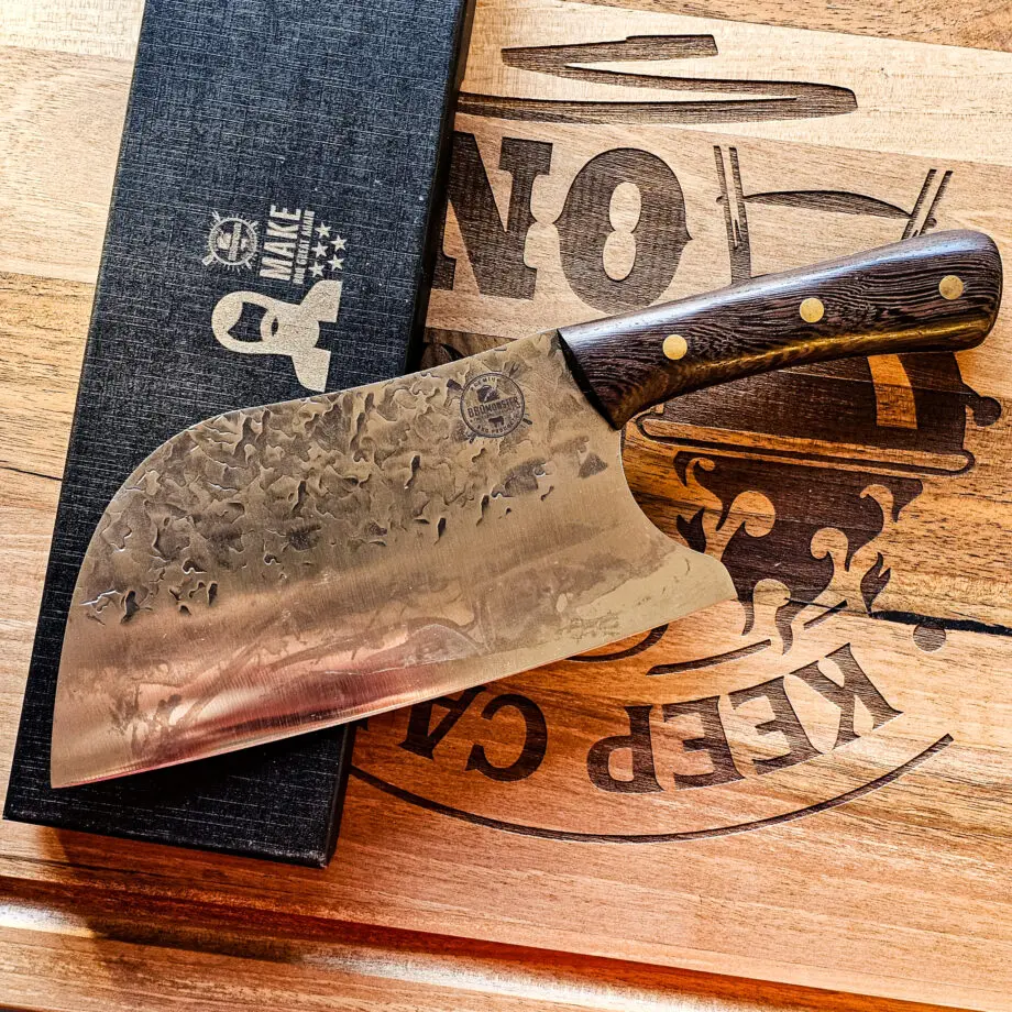 Chopper grönsaks cleaver Black Ebony #4 vacker kökskniv från BBQmonsters serie av Asiatiska kockknivar - liknande kniv säljs för det tredubbla på andra sidor! Söker du en serie av välarbetade och lättskötta kockknivar? Ta en kik på BBQmonsters egna serie knivar! Samtliga knivar i serien kommer i en svart presentförpackning med BBQmonsters sigill "Make BBQ great again" tryckt på locket. Knivarna från BBQmonster har även BBQmonsters logo ingraverad på bladet. Vi sätter bara vår logo på prylar som vi verkligen tycker om - detta är en sådan. Introduktionspris - passa på! En perfekt till grillnörden, en present till pappa på farsdag eller till dig själv helt enkelt! Denna modell av kökskniv är av typen som oftast benämns Asiatisk rotfrukts- och grönsakskniv vilket man kan förstå då denna kniv är att den perfekt när du skall skapa snittytor som är jämntjocka, detta då bladet är imponerande 10cm högt.  Att typen av kniv blivit populär beror sannolikt också på den smidiga hantering att plocka upp hackad lök, koriander och annat med ETT svep - bladet är som "skyffel". Bladet på denna Black Ebony #4 är tunnt, vasst, lättskött. Varje blad är unikt i sitt utseende med en snygg textur inhamrat i stålet. Tillsammans allts som allt gör detta kniven rejält "intstagramvänlig" och photogenique.  Bladet är genomgående och avslutas med handtaget som är av polerat och svart ädelträ och tre nitar av mässing. Skaftet ger ett skönt grepp och är enkelt att rengöra. Handtaget passar både höger- och vänsterhänta. Kolstål med blandning X50CrMoV15 Hårdhet 56° HRC vilket är ett relativt mjukt stål - något som gör att du själv enkelt kan hålla din kniv vass. Total längd: 33 cm Längd på bladet: 20 cm Längd på skaftet: 13cm Vikt: 350 gram