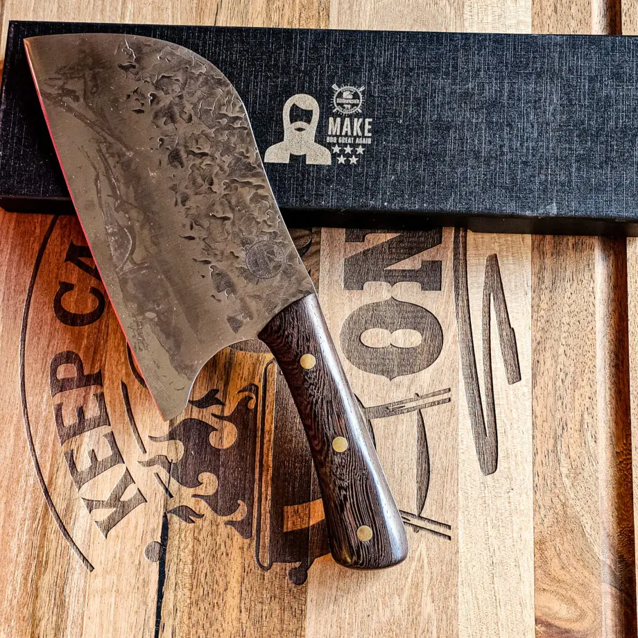 Chopper grönsaks cleaver Black Ebony #4 vacker kökskniv från BBQmonsters serie av Asiatiska kockknivar - liknande kniv säljs för det tredubbla på andra sidor! Söker du en serie av välarbetade och lättskötta kockknivar? Ta en kik på BBQmonsters egna serie knivar! Samtliga knivar i serien kommer i en svart presentförpackning med BBQmonsters sigill "Make BBQ great again" tryckt på locket. Knivarna från BBQmonster har även BBQmonsters logo ingraverad på bladet. Vi sätter bara vår logo på prylar som vi verkligen tycker om - detta är en sådan. Introduktionspris - passa på! En perfekt till grillnörden, en present till pappa på farsdag eller till dig själv helt enkelt! Denna modell av kökskniv är av typen som oftast benämns Asiatisk rotfrukts- och grönsakskniv vilket man kan förstå då denna kniv är att den perfekt när du skall skapa snittytor som är jämntjocka, detta då bladet är imponerande 10cm högt.  Att typen av kniv blivit populär beror sannolikt också på den smidiga hantering att plocka upp hackad lök, koriander och annat med ETT svep - bladet är som "skyffel". Bladet på denna Black Ebony #4 är tunnt, vasst, lättskött. Varje blad är unikt i sitt utseende med en snygg textur inhamrat i stålet. Tillsammans allts som allt gör detta kniven rejält "intstagramvänlig" och photogenique.  Bladet är genomgående och avslutas med handtaget som är av polerat och svart ädelträ och tre nitar av mässing. Skaftet ger ett skönt grepp och är enkelt att rengöra. Handtaget passar både höger- och vänsterhänta. Kolstål med blandning X50CrMoV15 Hårdhet 56° HRC vilket är ett relativt mjukt stål - något som gör att du själv enkelt kan hålla din kniv vass. Total längd: 33 cm Längd på bladet: 20 cm Längd på skaftet: 13cm Vikt: 350 gram