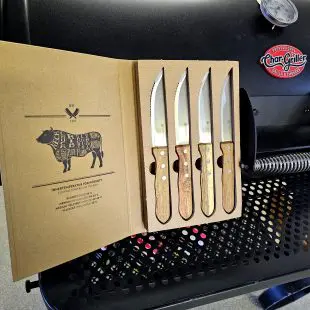 Köttknivar XL - 4pack köttbestick - rejäla grillknivar med snyggt trähandtag kommer i fin presentbox Äntligen har vi fått tag i en ersättare till Tramontina jumbo grillknivar - möjligen ännu snyggare! Här har du den perfekta presenten till dig själv eller en annan köttälskare som gillar känslan av rejäla, rustika köttknivar på bordet. Detta 4-pack grillknivar kommer i en snygg presentbox som i siluett ser ut som en bok. På insidan av boxen finns ett enklare styckningsschema på nötkött och därtill lämpliga temperaturer för olika "done-ness".  Köttknivarna i XL format har ett handtag som ligger bra i handen. Handtaget är av trä och är 13cm långt. Bladet är 12cm långt och har tandad egg utom innersta fem centimeterna vilka består av en vässad knivsegg.  Dessa köttbestick skall diskas för hand och vid behov oljar du in handtaget med olivolja eller olja för träbänkskivor. 
