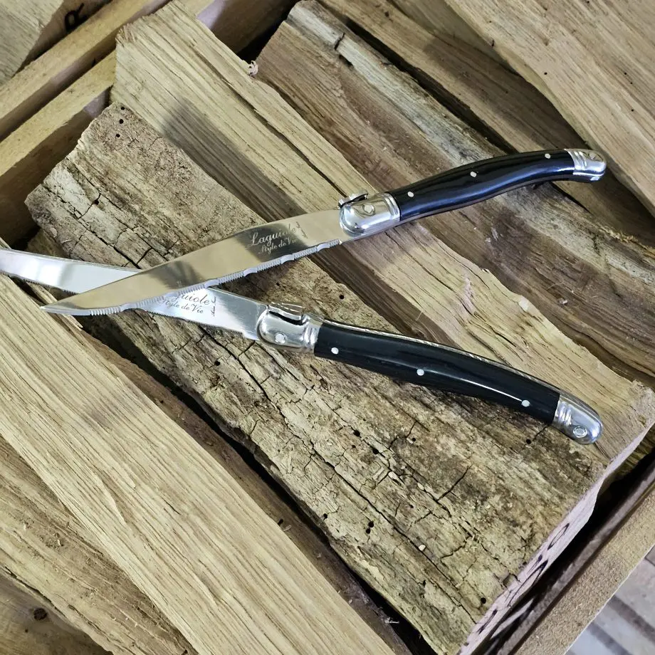 Köttknivar Laguiole dark wood - 6pack köttbestick - eleganta bestick som skär snyggt kommer med vackert knivställ av trä Laguiole Black köttknivar är lika fina att skära med som de är vackra att duka med. Du köper dessa i 6-pack och de kommer med ett vackert förvaringsställ av trä - de kan med andra ord stå framme utan att skämma ut sig. Här har du den perfekta presenten till dig själv eller en annan köttälskare som uppskattar både effektiva knivar att skära med och som gillar den eleganta och tidlösa designen som Laguiole står för. Laguiole Besticken har ett detaljerat och vackert handtag som ligger bra i handen. Handtag och knivblad har samma längd 12cm + 12cm, vilket ger knivarna en perfekt balans. Eggen är mycket fint tandad vilket gör att du utan problem skär fiber för fiber med raka snygga snitt. Dessa köttbestick bör diskas för hand även om de är klassade att tåla maskindisk (dock är maskindiskmedel ofta mer blekande och tärande på material med mycket detaljer - som dessa knivar har). I förpackningen ingår: 6 stycken eleganta Laguiole köttknivar 1 styck knivställ / knivblock i trä