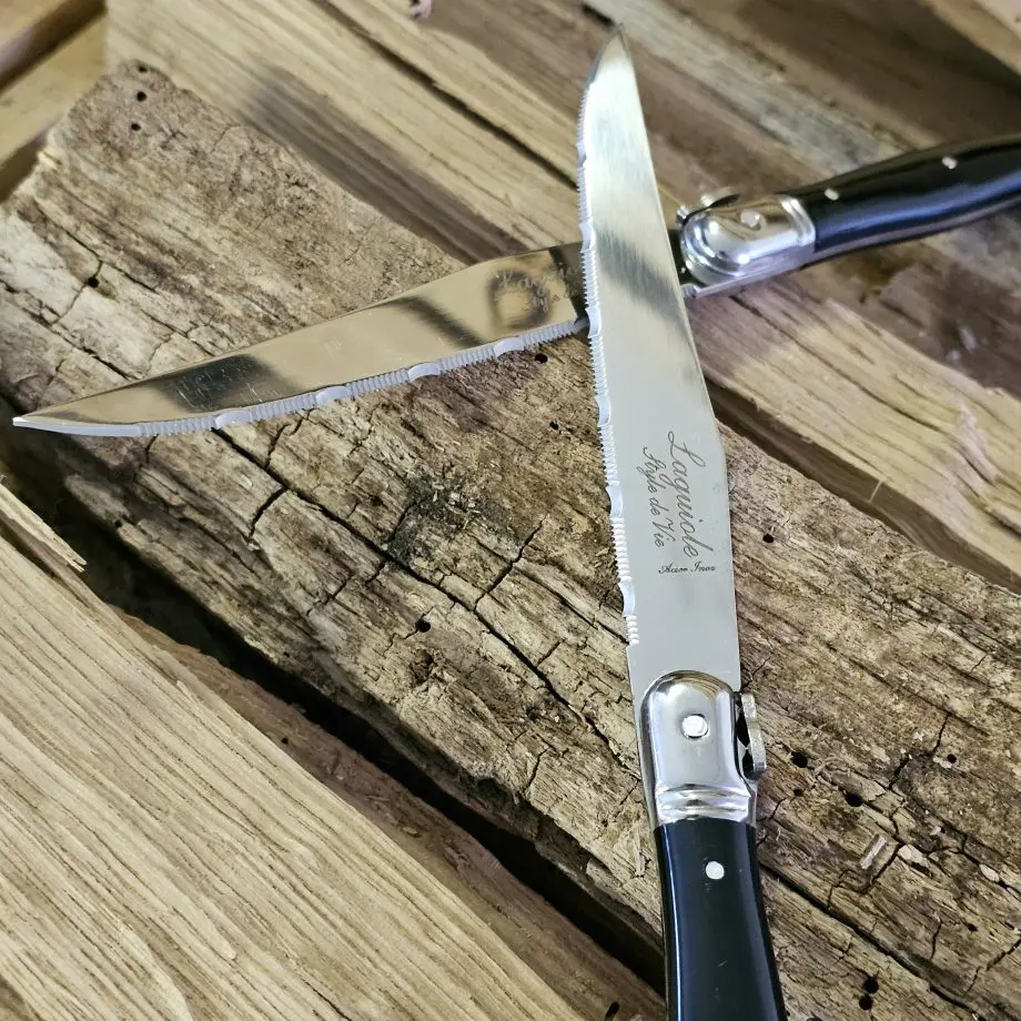 Köttknivar Laguiole dark wood - 6pack köttbestick - eleganta bestick som skär snyggt kommer med vackert knivställ av trä Laguiole Black köttknivar är lika fina att skära med som de är vackra att duka med. Du köper dessa i 6-pack och de kommer med ett vackert förvaringsställ av trä - de kan med andra ord stå framme utan att skämma ut sig. Här har du den perfekta presenten till dig själv eller en annan köttälskare som uppskattar både effektiva knivar att skära med och som gillar den eleganta och tidlösa designen som Laguiole står för. Laguiole Besticken har ett detaljerat och vackert handtag som ligger bra i handen. Handtag och knivblad har samma längd 12cm + 12cm, vilket ger knivarna en perfekt balans. Eggen är mycket fint tandad vilket gör att du utan problem skär fiber för fiber med raka snygga snitt. Dessa köttbestick bör diskas för hand även om de är klassade att tåla maskindisk (dock är maskindiskmedel ofta mer blekande och tärande på material med mycket detaljer - som dessa knivar har). I förpackningen ingår: 6 stycken eleganta Laguiole köttknivar 1 styck knivställ / knivblock i trä