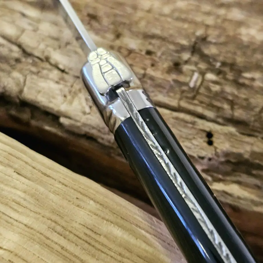 Köttknivar Laguiole dark wood - 6pack köttbestick - eleganta bestick som skär snyggt kommer med vackert knivställ av trä Laguiole Black köttknivar är lika fina att skära med som de är vackra att duka med. Du köper dessa i 6-pack och de kommer med ett vackert förvaringsställ av trä - de kan med andra ord stå framme utan att skämma ut sig. Här har du den perfekta presenten till dig själv eller en annan köttälskare som uppskattar både effektiva knivar att skära med och som gillar den eleganta och tidlösa designen som Laguiole står för. Laguiole Besticken har ett detaljerat och vackert handtag som ligger bra i handen. Handtag och knivblad har samma längd 12cm + 12cm, vilket ger knivarna en perfekt balans. Eggen är mycket fint tandad vilket gör att du utan problem skär fiber för fiber med raka snygga snitt. Dessa köttbestick bör diskas för hand även om de är klassade att tåla maskindisk (dock är maskindiskmedel ofta mer blekande och tärande på material med mycket detaljer - som dessa knivar har). I förpackningen ingår: 6 stycken eleganta Laguiole köttknivar 1 styck knivställ / knivblock i trä