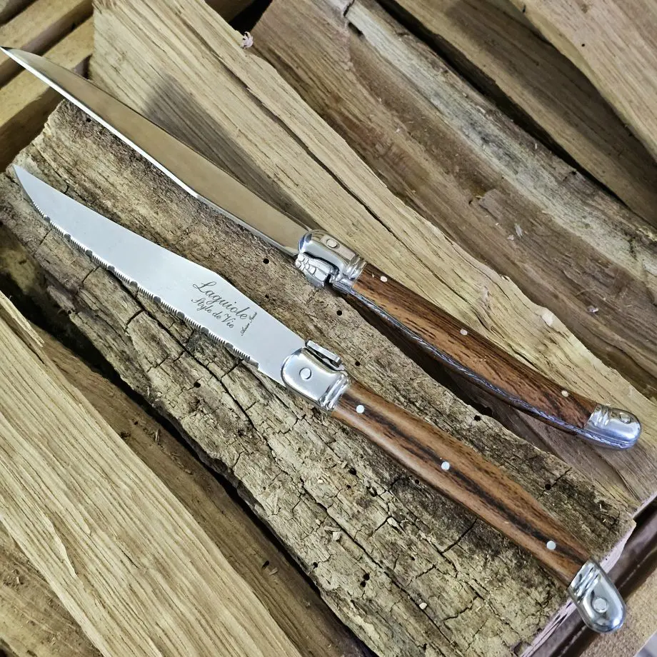Köttknivar Laguiole Wood - 6pack köttbestick - eleganta bestick som skär snyggt kommer med vackert knivställ av trä Laguiole Wood köttknivar är lika fina att skära med som de är vackra att duka med. Du köper dessa i 6-pack och de kommer med ett vackert förvaringsställ av trä - de kan med andra ord stå framme utan att skämma ut sig. Här har du den perfekta presenten till dig själv eller en annan köttälskare som uppskattar både effektiva knivar att skära med och som gillar den eleganta och tidlösa designen som Laguiole står för. Laguiole Besticken har ett detaljerat och vackert handtag som ligger bra i handen. Handtag och knivblad har samma längd 12cm + 12cm, vilket ger knivarna en perfekt balans. Eggen är mycket fint tandad vilket gör att du utan problem skär fiber för fiber med raka snygga snitt. Dessa köttbestick bör diskas för hand även om de är klassade att tåla maskindisk (dock är maskindiskmedel ofta mer blekande och tärande på material med mycket detaljer - som dessa knivar har). I förpackningen ingår: 6 stycken eleganta Laguiole köttknivar 1 styck knivställ / knivblock i trä
