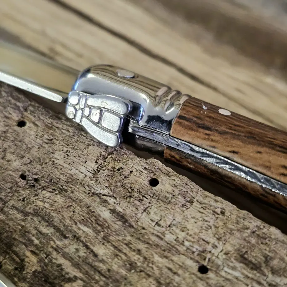 Köttknivar Laguiole Wood - 6pack köttbestick - eleganta bestick som skär snyggt kommer med vackert knivställ av trä Laguiole Wood köttknivar är lika fina att skära med som de är vackra att duka med. Du köper dessa i 6-pack och de kommer med ett vackert förvaringsställ av trä - de kan med andra ord stå framme utan att skämma ut sig. Här har du den perfekta presenten till dig själv eller en annan köttälskare som uppskattar både effektiva knivar att skära med och som gillar den eleganta och tidlösa designen som Laguiole står för. Laguiole Besticken har ett detaljerat och vackert handtag som ligger bra i handen. Handtag och knivblad har samma längd 12cm + 12cm, vilket ger knivarna en perfekt balans. Eggen är mycket fint tandad vilket gör att du utan problem skär fiber för fiber med raka snygga snitt. Dessa köttbestick bör diskas för hand även om de är klassade att tåla maskindisk (dock är maskindiskmedel ofta mer blekande och tärande på material med mycket detaljer - som dessa knivar har). I förpackningen ingår: 6 stycken eleganta Laguiole köttknivar 1 styck knivställ / knivblock i trä