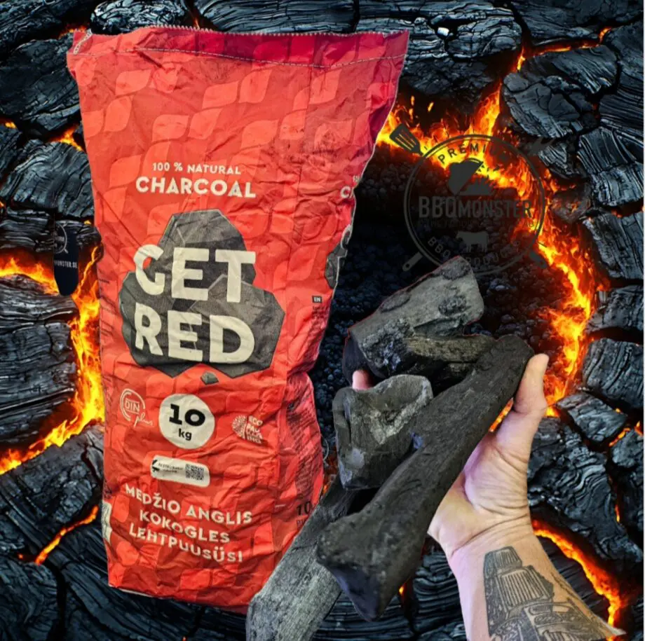 Grillkol - Get Red - kvalitetskol gjord i EU - mix av Ek, Bok, Björk - 10kg  - stora bitar, grym glöd! - perfekt för både hot n fast och BBQ en fantastisk blandning av hårdträ som ger en naturligt god doft! "När doften av kolen sprider sig i grannskapet går tankarna till dofterna av en julmarknad i Lubeck, man väntar bara på att tomten skall knacka en på ryggen och bjuda på karamelliserade mandlar" Perfekt för temperaturer från 110 grader och uppåt med sin "prime" mellan 150-300 grader. Get Red är grillkol av restaurangkvalitet är en ny personlig favorit! Läcker sortering med minimalt med "skröfs" i säcken, i stället riktigt fina stora bitar. Grillkolen Get Red består av en mix där 50% kommer utav EK, 40% utav AVENBOK och BOK och 10% av BJÖRK - en perfekt mix som är både snabbtänd när du så önskar och långvarig och stabil när du väljer att tända den lite försiktigt på en punkt (se vår grillskola för tips om hur du tänder kolen!) Detta gör denna kol perfekt för att köra allt från Ribs, pulled pork till beer can chicken, hel ryggbiff, hel oxfilé eller hel fläskfilé eller helt enkelt en vanlig snabbgrillning (spara de största bitarna till mer krävande projekt)! Då EK och AVENBOK är två energitäta träslag så kan  denna kol även nå riktigt höga temperaturer och perfekt pizza. Räkna med att den håller runt 8 timmar low n slow eller 200 grader plus i ett par timmar i en kamado. Stora bra bitar av ren och fin kol med ursprung Europa. Du kan med ögat se att detta är en fin kol och när du känner doften så kommer du aldrig köpa en gul säck på stormarknaden igen. Beskrivning Get Red grillkolen består av fina rena bitar i form av knytnäve stora bitar och "pinnar" på upp till 15cm. Kolen är helt luktfri när du luktar i påsen, vilket man alltid bör kunna förvänta sig men som ändå inte kan tas för givet. Variationen av storlek är uppskattat då fler och fler föredrar detta framför enbart stora bitar - detta skapar en jämnare övergång mellan kolbitarna när de succesivt antänds under low & slow-sessionen. Det går också snabbare att få full glöd på "lagom" stora bitar. Karaktär Kolen från Get Red doftar riktigt gott, glöder hett men är tillräckligt hård för att du genom strypning kan återanvända kol till nästa grillning. Råd och tips för low & slow: Glödtiden är lång vid korrekt antändning lång. Korrekt antändning innebär att man ej antänder mer än en liten del av kolhögen med en tändkub och låter därefter kolen antändas varefter glöden letar sig framåt. Genom att använda dig av denna teknik kan du lugnt räkna med att du kan köra åtminstone 3 timmars low & slow även i en oisolerad grill. Skippa alltså tändröret/skorstenständaren och gå över till luktfria tändkuber. SE GRILLSKOLAN FÖR FLER TIPS Het kol kräver bra handskar! Förvara kolen i denna praktiska kolbox